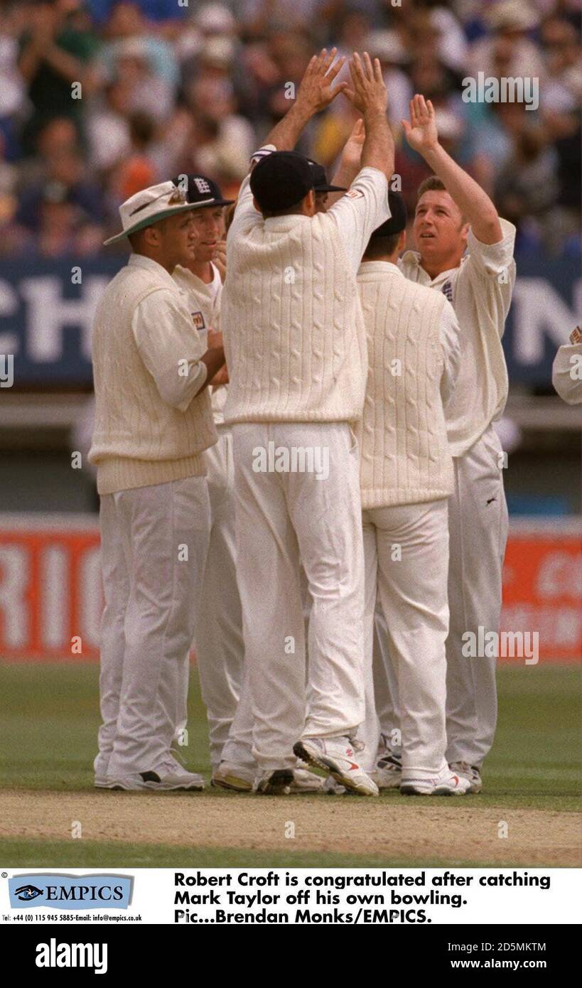 Robert Croft wird gratuliert, nachdem er Mark Taylor von seinem eigenen Bowling gefangen hat. Stockfoto