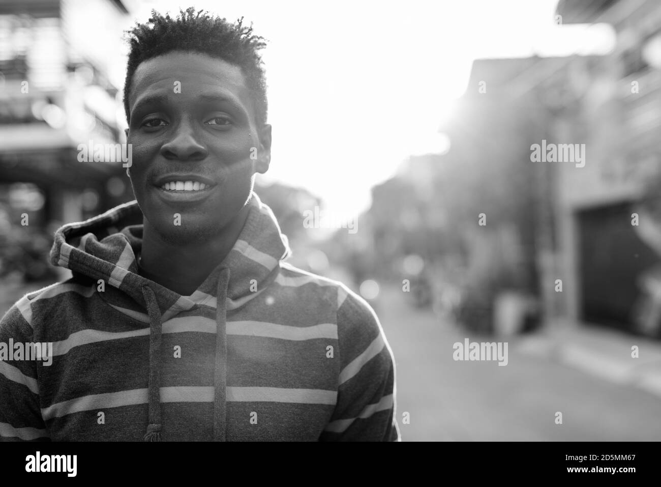 In der Nähe der Jugendlichen glücklich Slim schwarz afrikanischer Mann lächelnd im Freien Stockfoto