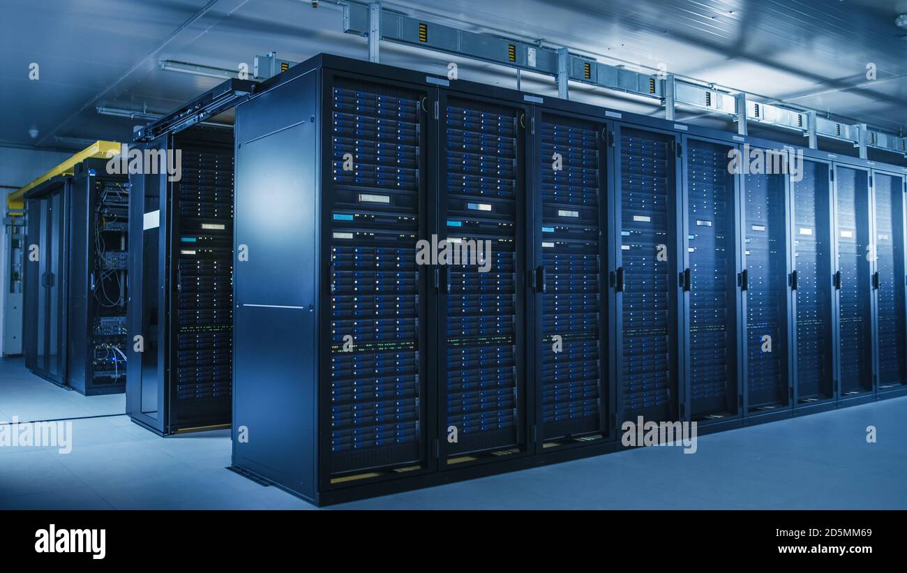 Aufnahme eines modernen Rechenzentrums mit mehreren Reihen operativer Server-Racks. Moderne High-Tech-Datenbank Super Computer Reinraum. Stockfoto