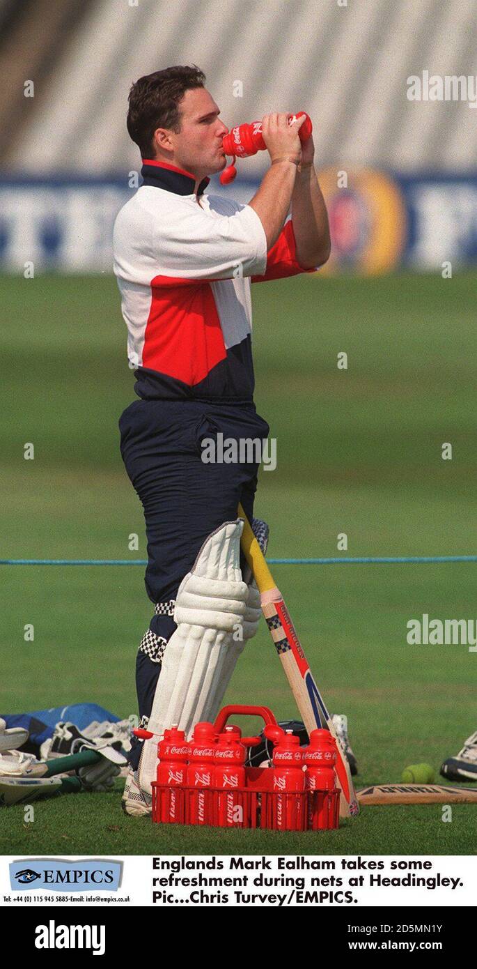 Englands Mark Ealham nimmt sich während der Netze in Headingley eine Erfrischung. Stockfoto