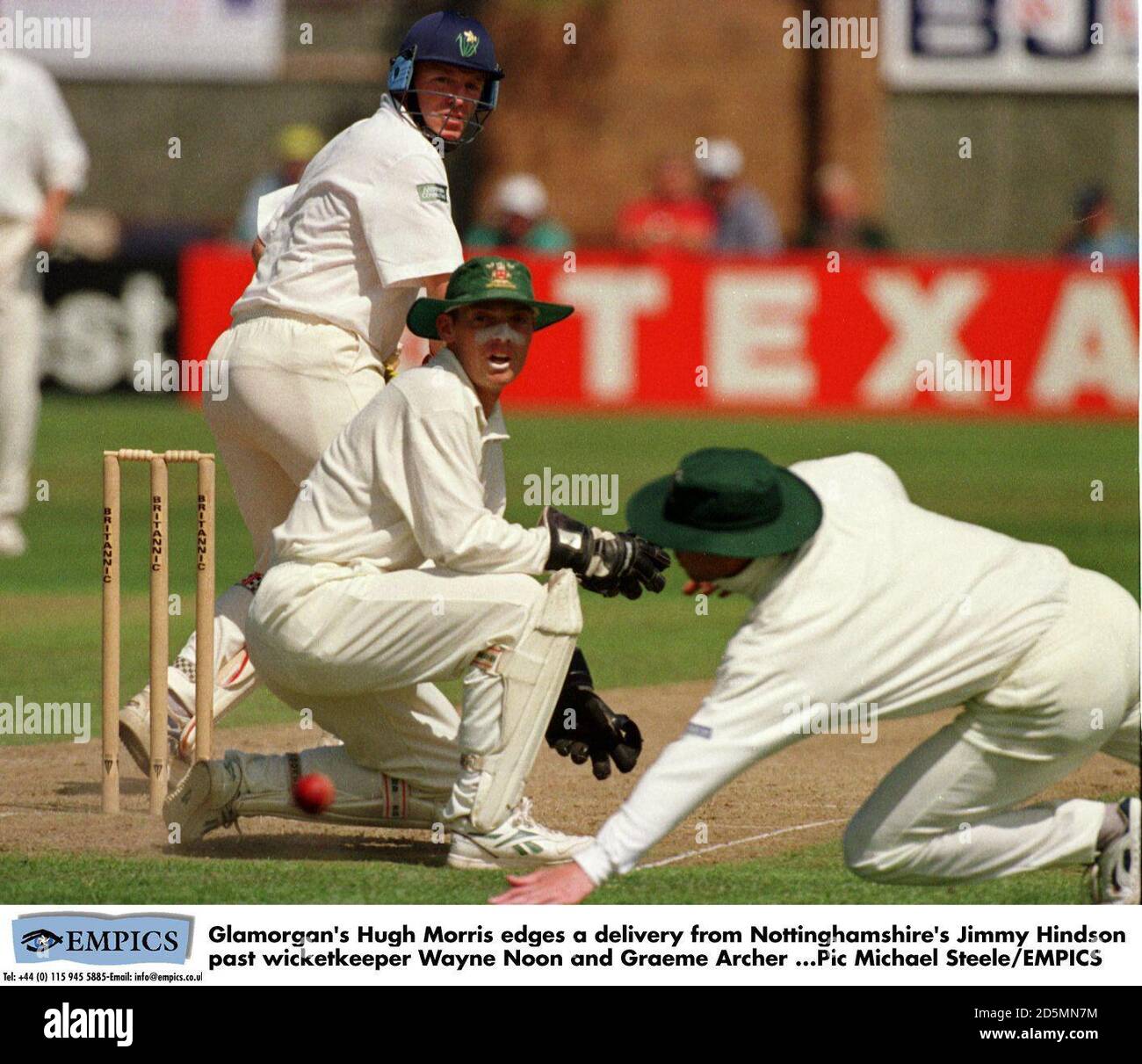 Hugh Morris von Glamorgan geht an eine Lieferung von Jimmy Hindsonrast in Nottinghamshire vorbei Wicketkeeper Wayne Noon und Graeme Archer Stockfoto