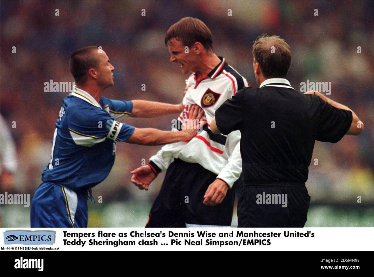 Die Gemüter sind Chelsea's Dennis Wise und Manchester United's Teddy Sheringham Clash Stockfoto