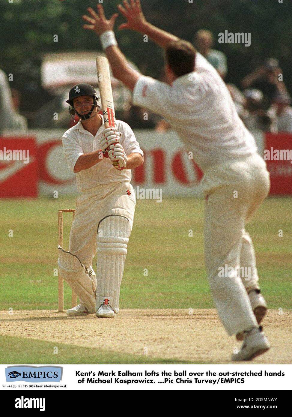 Kents Mark Ealham (links) loft den Ball über die ausgestreckten Hände Von Michael Kasprowicz (rechts) Stockfoto