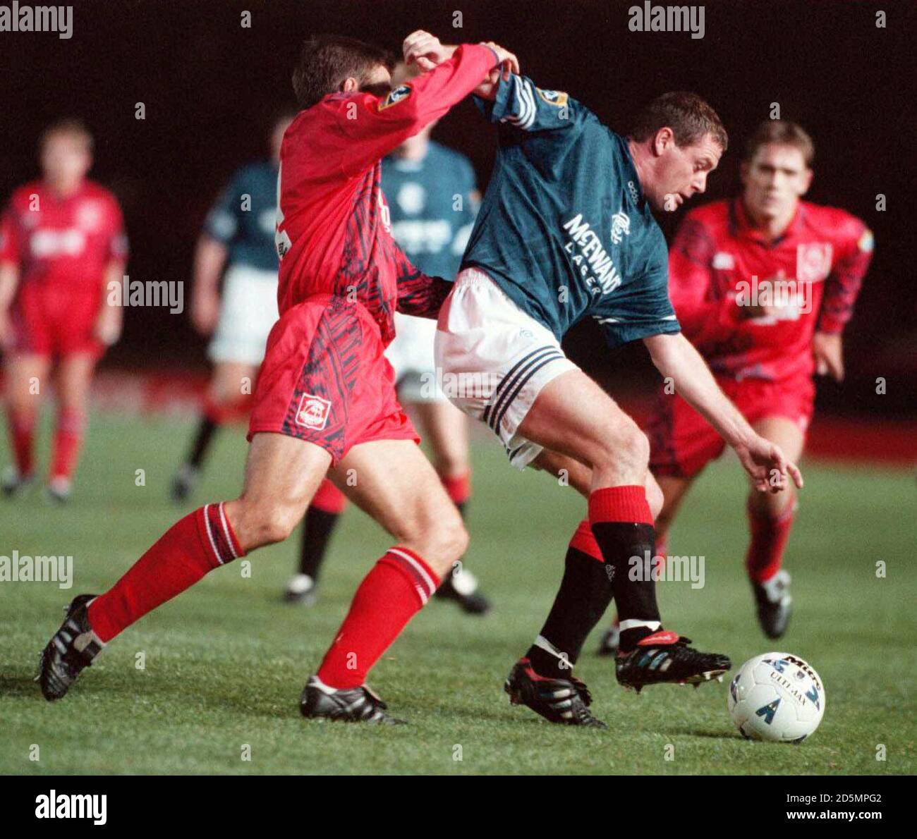 24-Okt-95 ...Aberdeen / Rangers .... Paul Gascoigne versucht, Aberdeen's Eoin Jess abzuschrecken Stockfoto