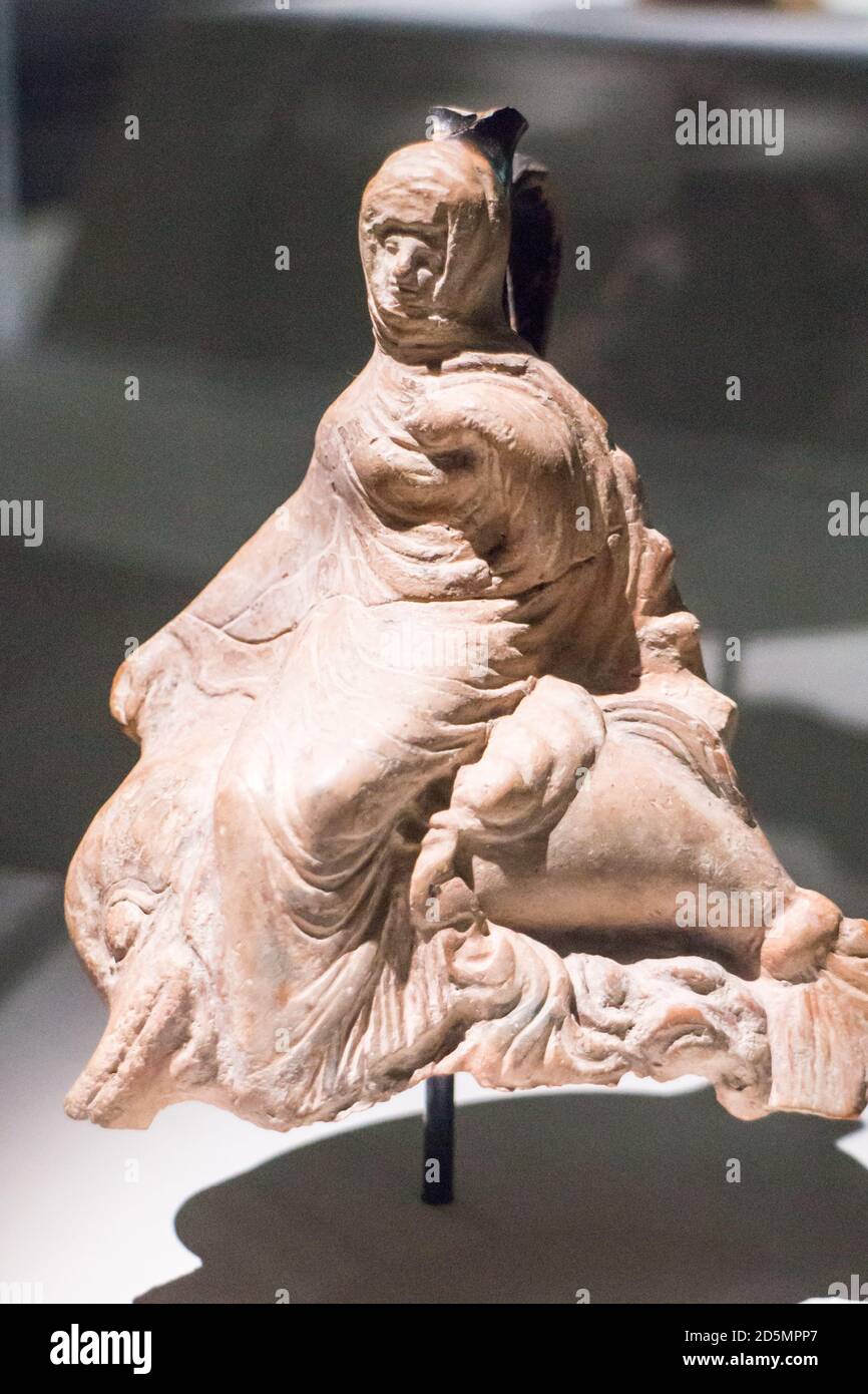 Exposition : Terre ! Escales mythiques en Meditérranée,Musée d'Histoire de Marseille du 17/7/2020 au 3/1/2021 : Nereide auf einem Delphin, Vase (Oenochoe ?) Ca 450 v. Chr. Stockfoto