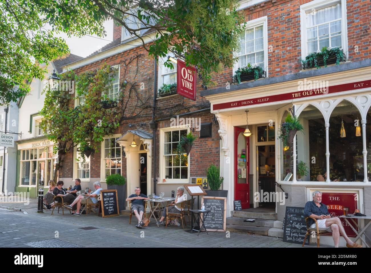 England Lifestyle, Blick an einem Sommernachmittag von Menschen entspannen außerhalb der Old Vine Pub in Great Minster Street, Winchester, Hampshire, England, Großbritannien Stockfoto