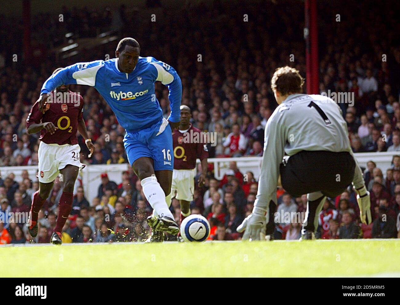 Emile Heskey von Birmingham City feuert in einem Schuss auf Arsenal Torwart Jens Lehmann Stockfoto