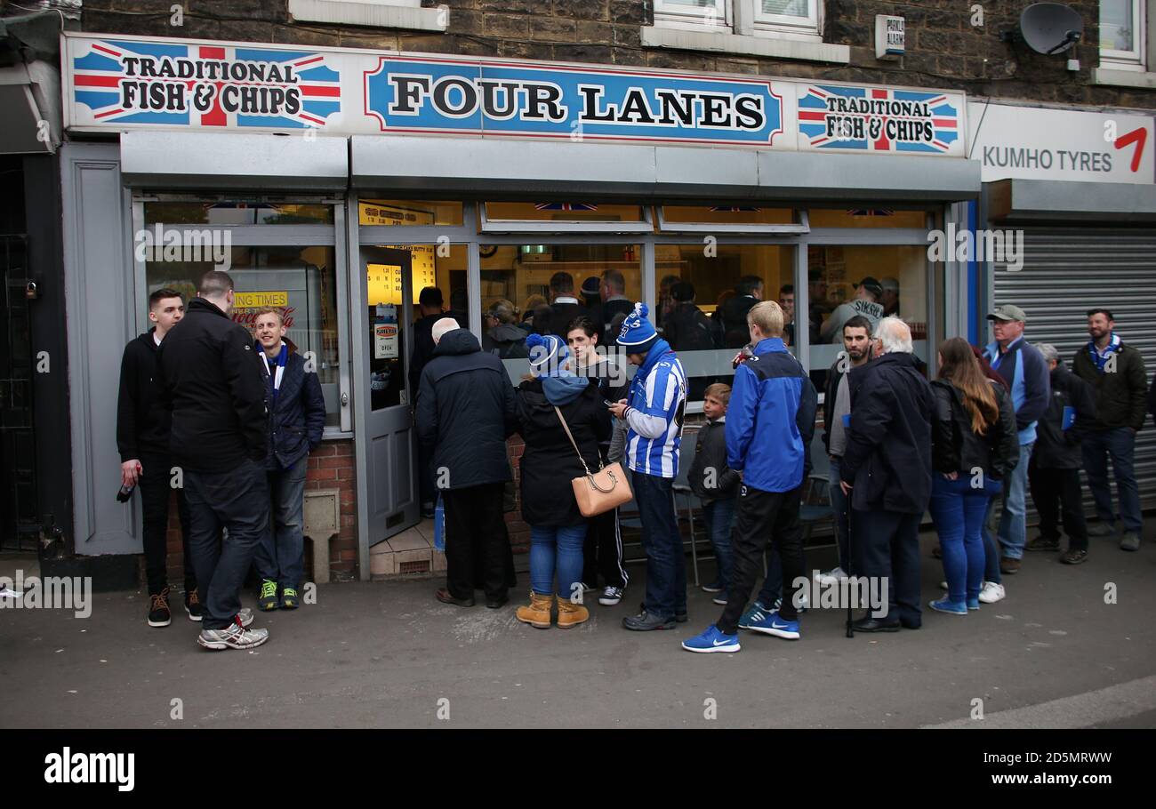 Fans bekommen Fisch und Chips vor dem Anpfiff Stockfoto