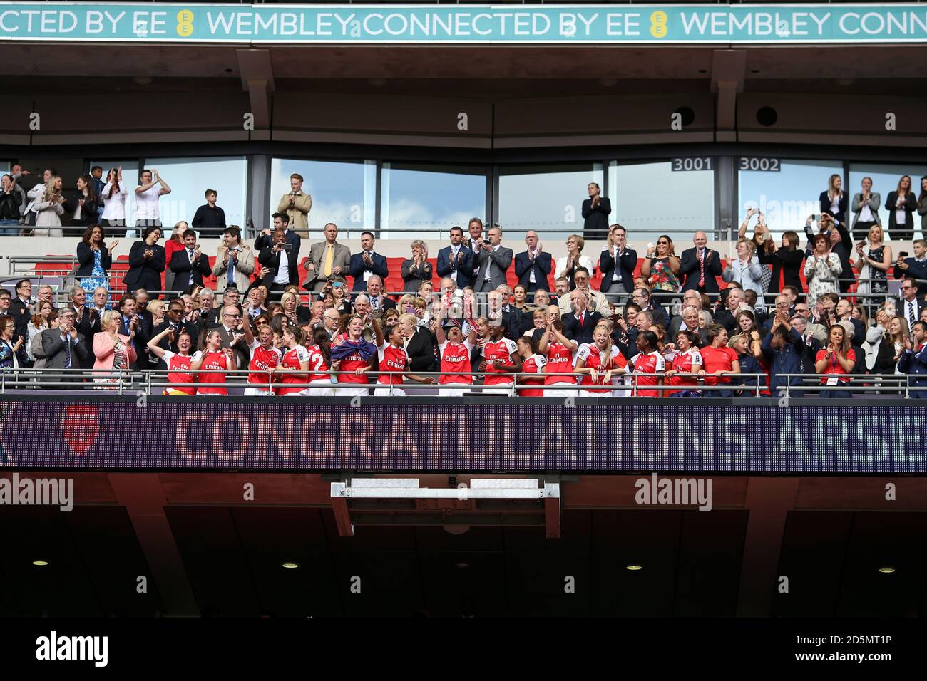 Arsenal-Spieler feiern mit der Trophäe „SSE Women' FA Cup“ Nach der letzten Pfeife Stockfoto