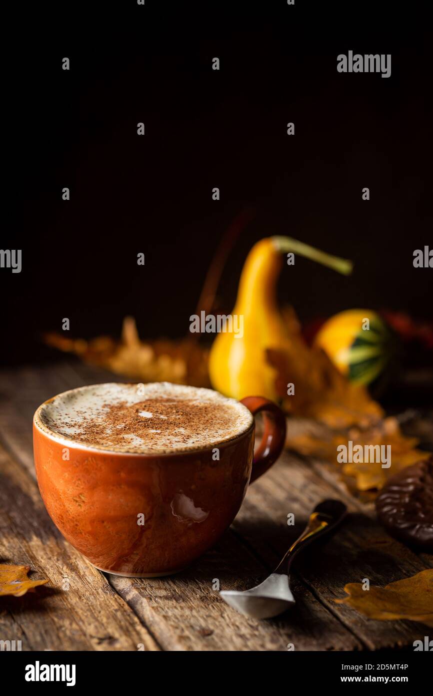 Herbstlicher Pumpkin Gewürzkaffee Stockfoto
