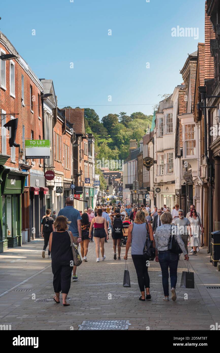 Winchester Hampshire, Rückansicht von Frauen mit Einkaufstaschen in Winchester High Street, Hampshire, England, Großbritannien Stockfoto