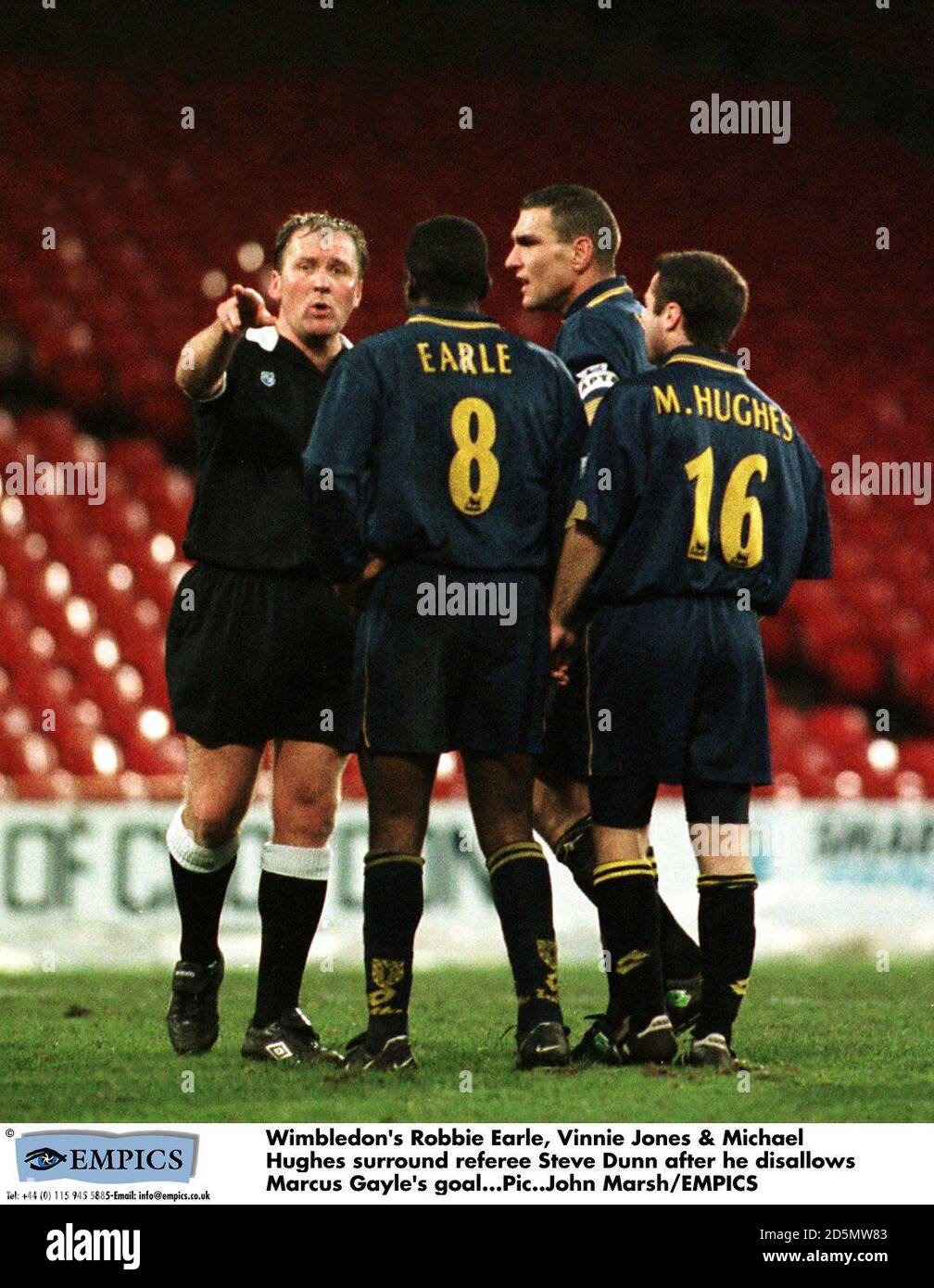 Wimbledon's Robbie Earle, Vinnie Jones & Michael Hughes umgeben Schiedsrichter Steve Dunn, nachdem er Marcus Gayles Tor versagt hat Stockfoto