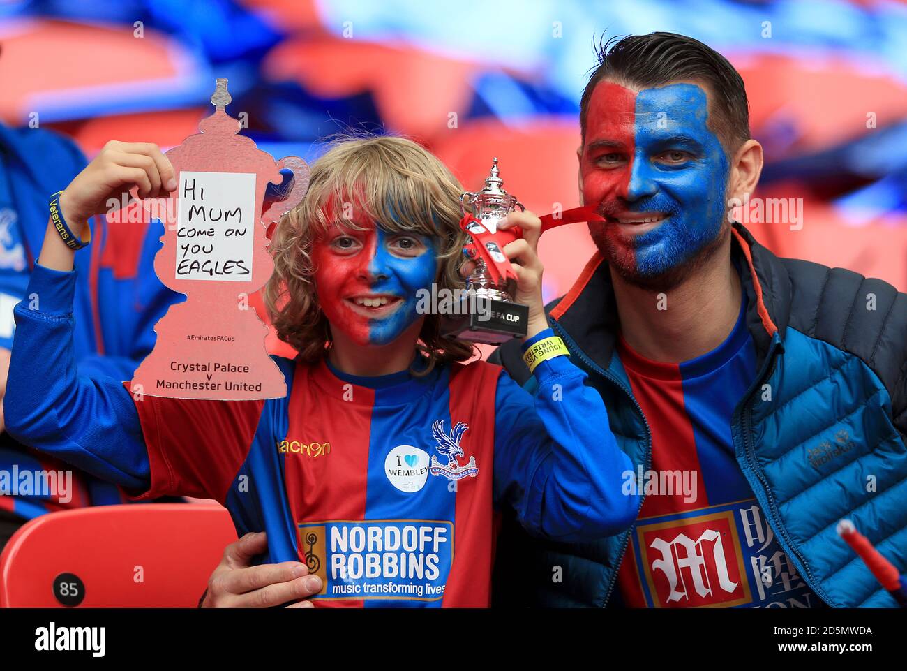 Crystal Palace Fans auf den Tribünen. Stockfoto