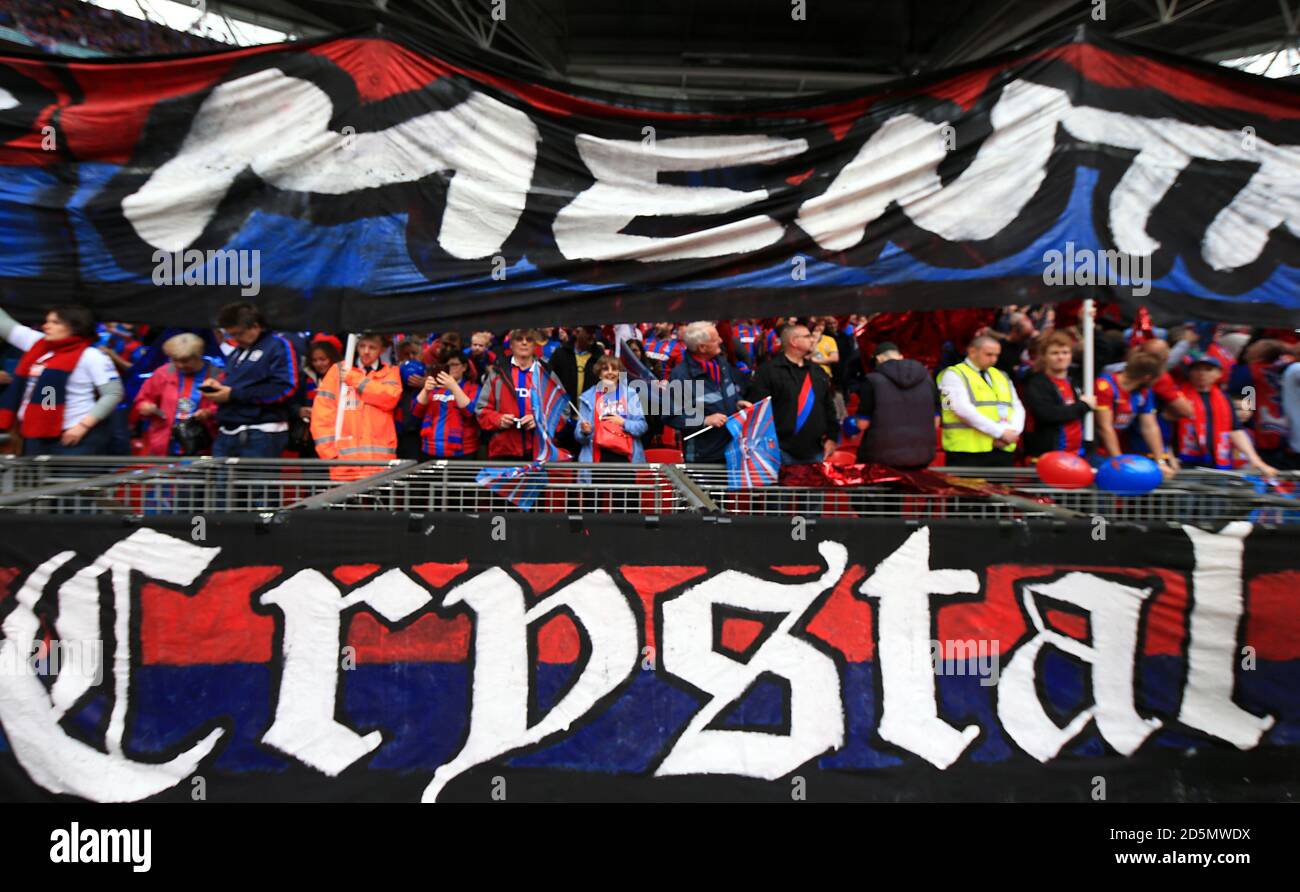Crystal Palace Fans auf den Tribünen. Stockfoto