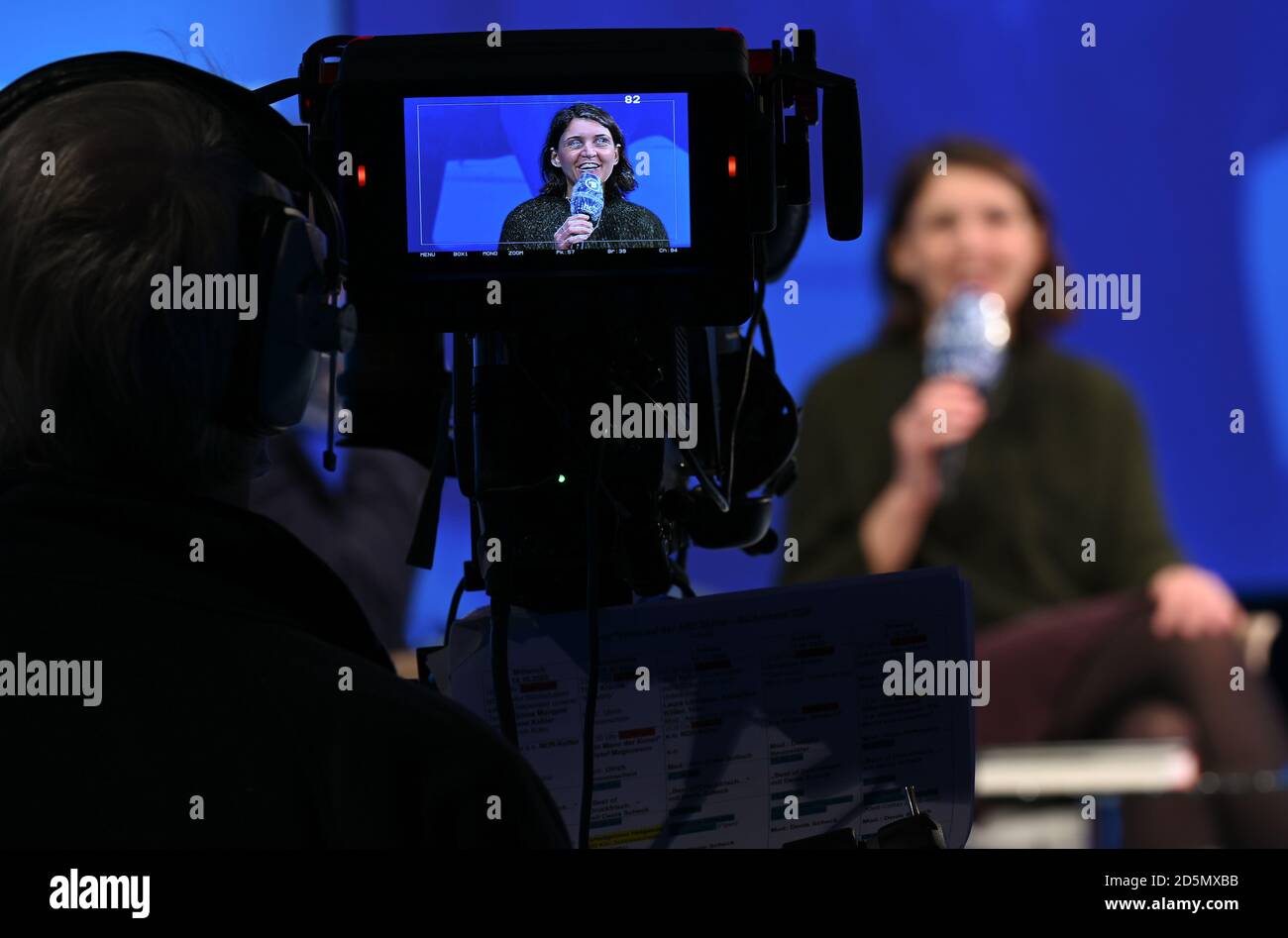 14. Oktober 2020, Hessen, Frankfurt/Main: Während der Frankfurter Buchmesse nimmt Autorin Verena Kessler an einer Diskussion auf der ARD-Buchmesse-Bühne in der Festhalle Teil. Die Sonderausgabe der Buchmesse findet vom 14. Bis 18. Oktober statt. Foto: Arne Dedert/dpa Stockfoto