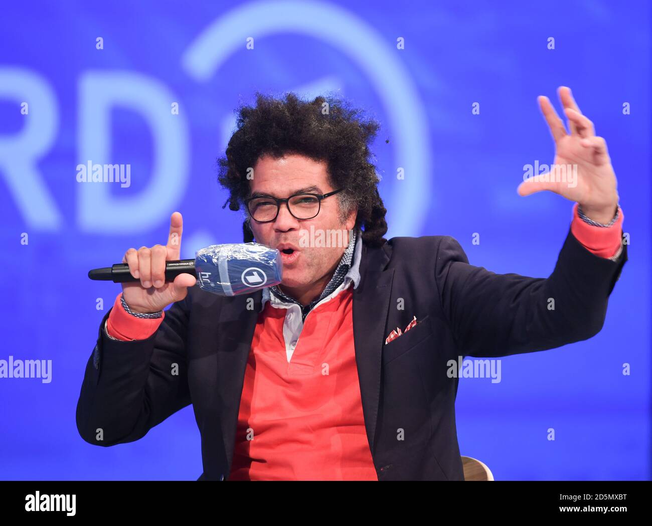 14. Oktober 2020, Hessen, Frankfurt/Main: Ijoma Mangold, Literaturkritikerin und Korrespondentin der Wochenzeitung 'die Zeit', nimmt an einer Diskussion auf der ARD-Buchmesse-Bühne in der Festhalle während der Frankfurter Buchmesse Teil. Die Sonderausgabe der Buchmesse findet vom 14. Bis 18. Oktober statt. Foto: Arne Dedert/dpa Stockfoto