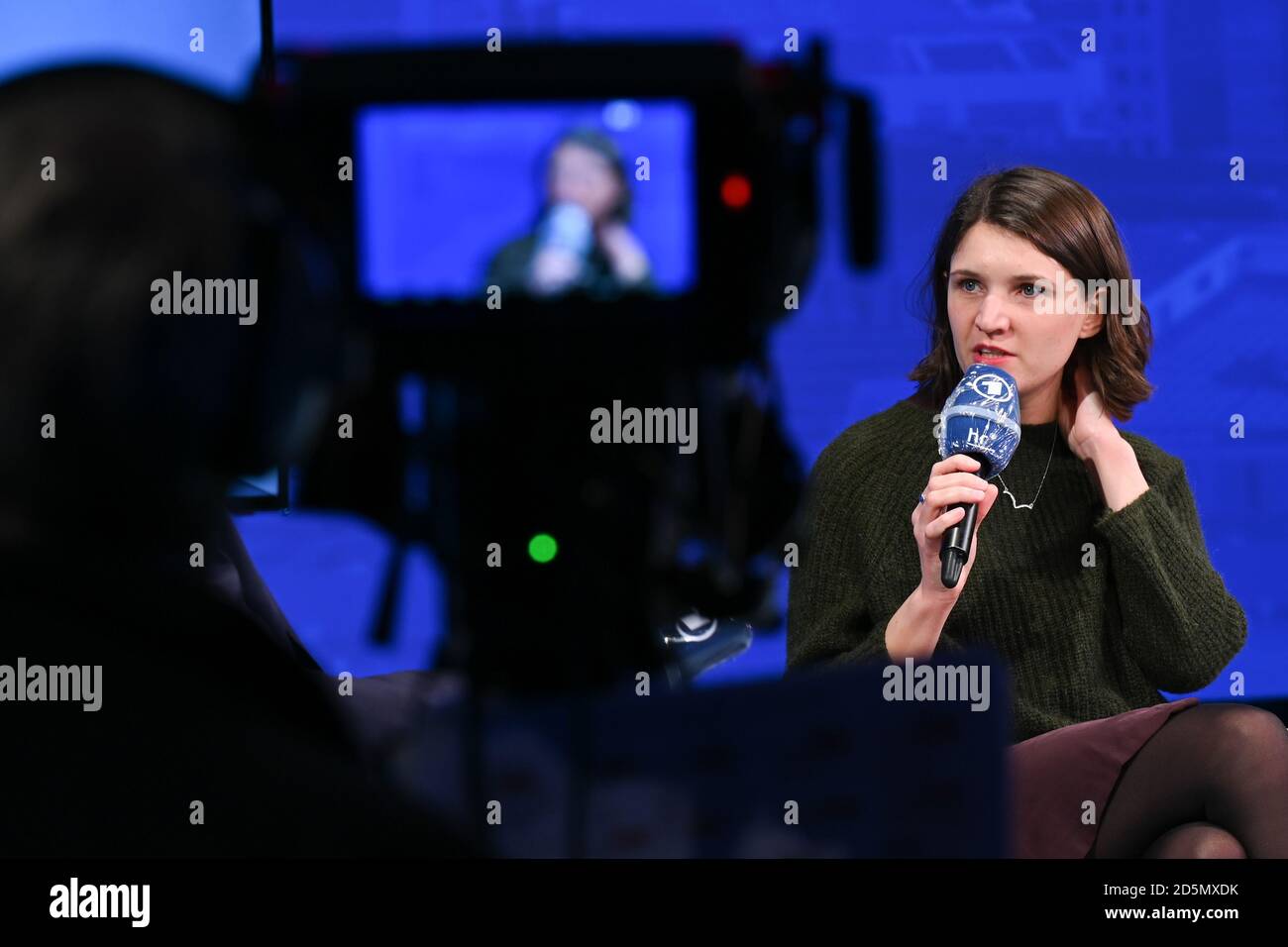 14. Oktober 2020, Hessen, Frankfurt/Main: Während der Frankfurter Buchmesse nimmt Autorin Verena Kessler an einer Diskussion auf der ARD-Buchmesse-Bühne in der Festhalle Teil. Die Sonderausgabe der Buchmesse findet vom 14. Bis 18. Oktober statt. Foto: Arne Dedert/dpa Stockfoto