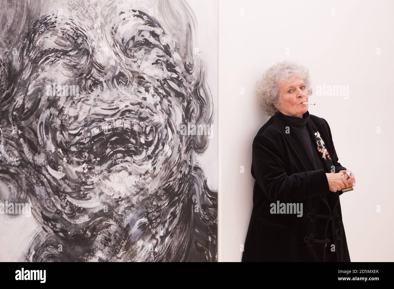 London, Großbritannien, 14. Oktober 2020: Die Künstlerin Maggi Hambling, hier zu sehen mit ihrer Arbeit "Laughing", 2018, eröffnet in der Marlborough Gallery in Mayfair eine Gemäldeausstellung zu ihrem 75. Geburtstag. Neben einer Serie von Selbstporträts sind ihre Umweltbelange mit Bildern gefährdeter Tiere vertreten. Rachel Royse/Alamy Live News Stockfoto