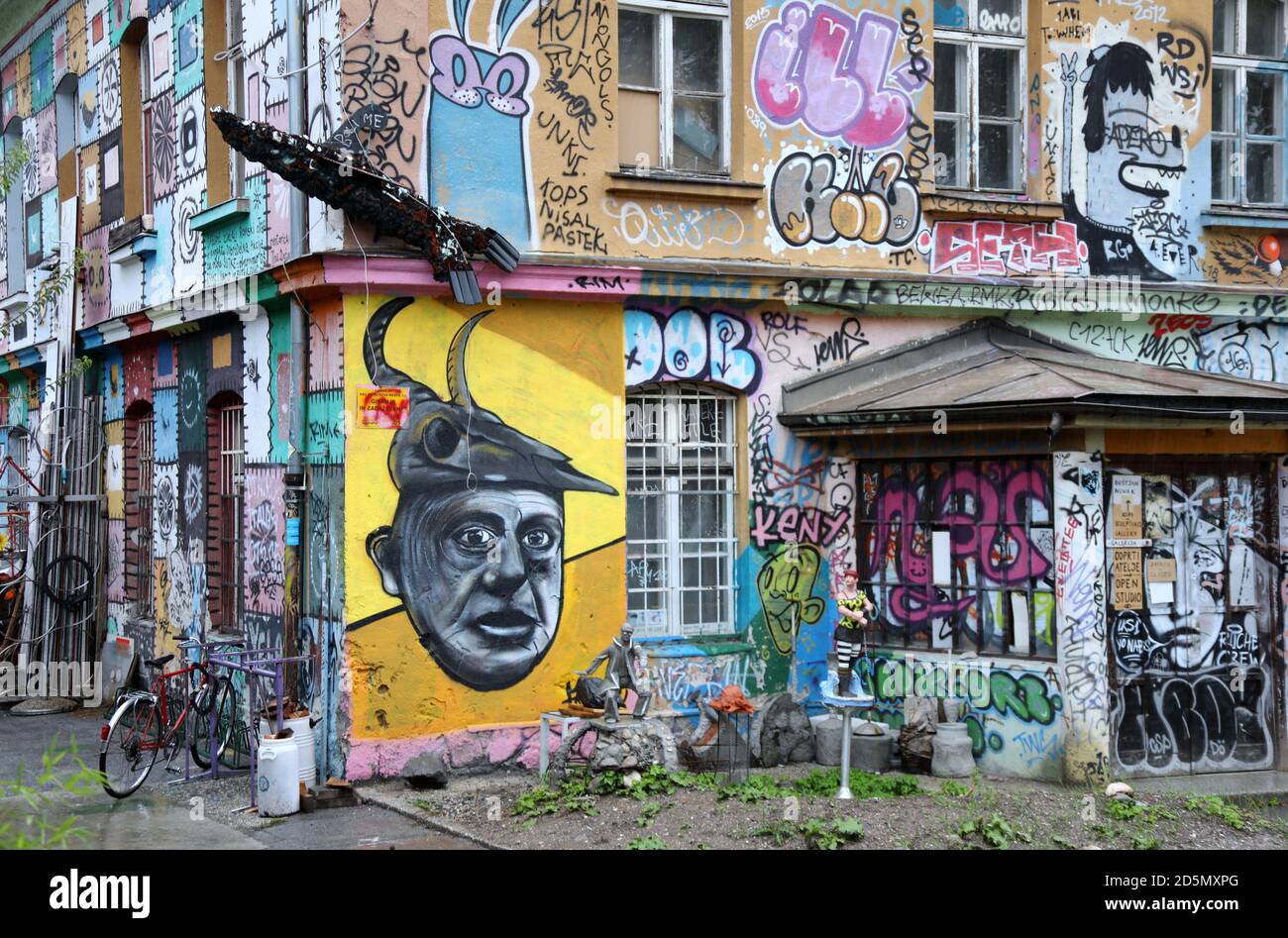 Bemalte Gebäude in Metelkova in Ljubljana, einer Stadt Autonomes Kulturzentrum in Slowenien Stockfoto