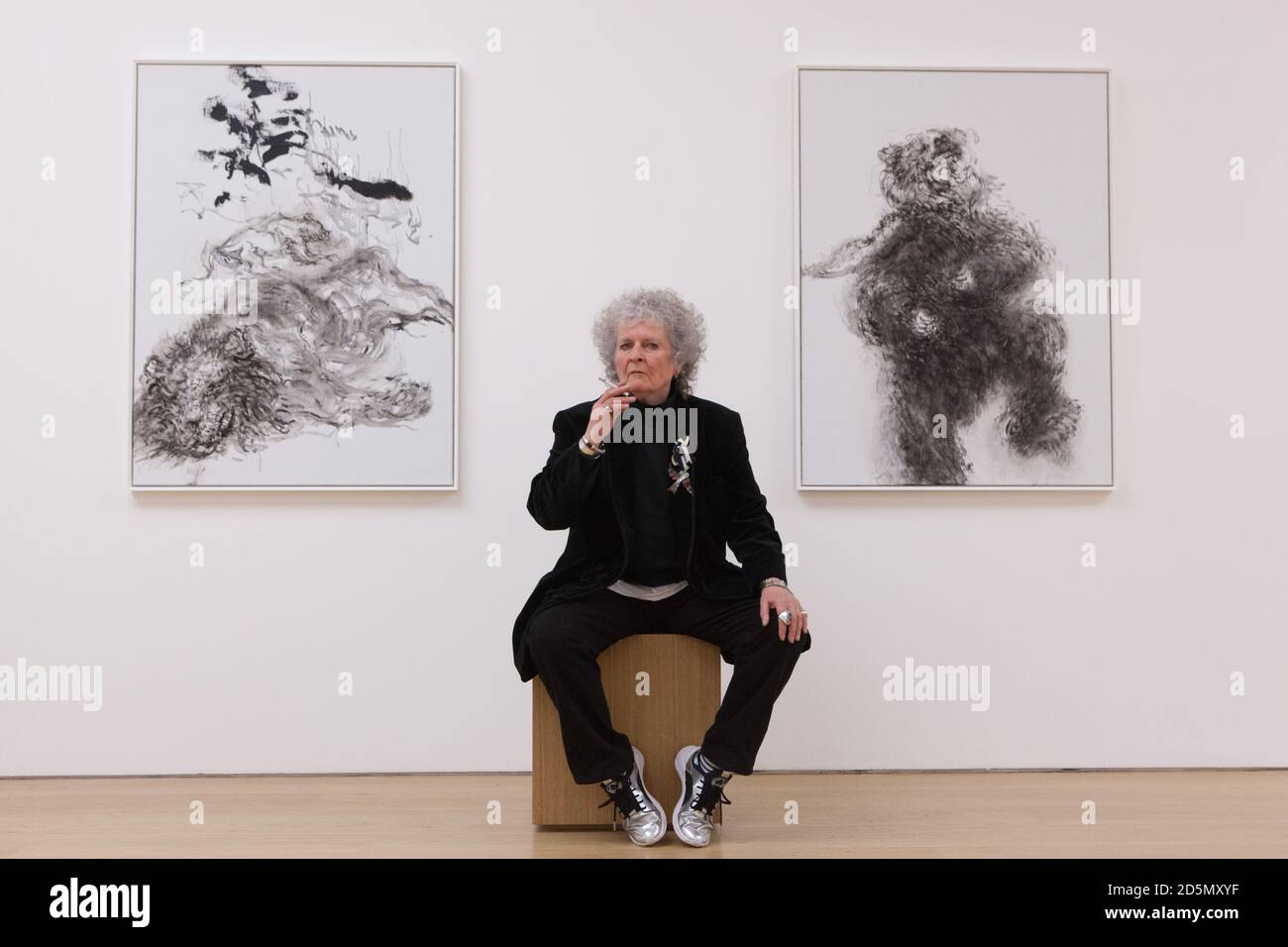 London, Großbritannien, 14. Oktober 2020: Die Künstlerin Maggi Hambling eröffnet in der Marlborough Gallery in Mayfair eine Gemäldeausstellung zu ihrem 75. Geburtstag. Neben einer Serie von Selbstporträts sind ihre Umweltbelange mit Bildern gefährdeter Tiere vertreten. Rachel Royse/Alamy Live News Stockfoto