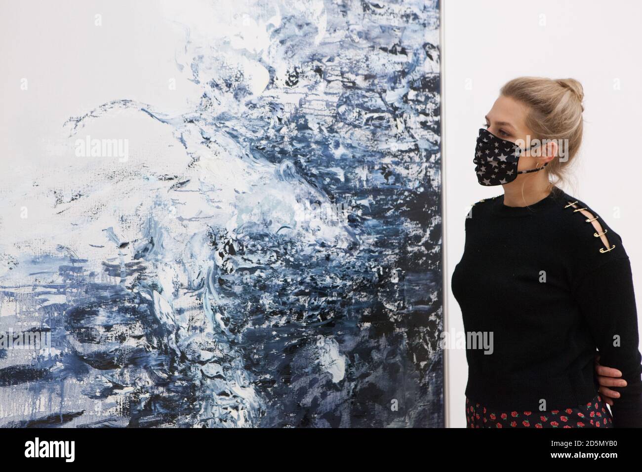 London, Großbritannien, 14. Oktober 2020: Die Künstlerin Maggi Hambling eröffnet in der Marlborough Gallery in Mayfair eine Gemäldeausstellung zu ihrem 75. Geburtstag. Neben einer Serie von Selbstporträts sind ihre Umweltbelange mit Bildern gefährdeter Tiere vertreten. Rachel Royse/Alamy Live News Stockfoto