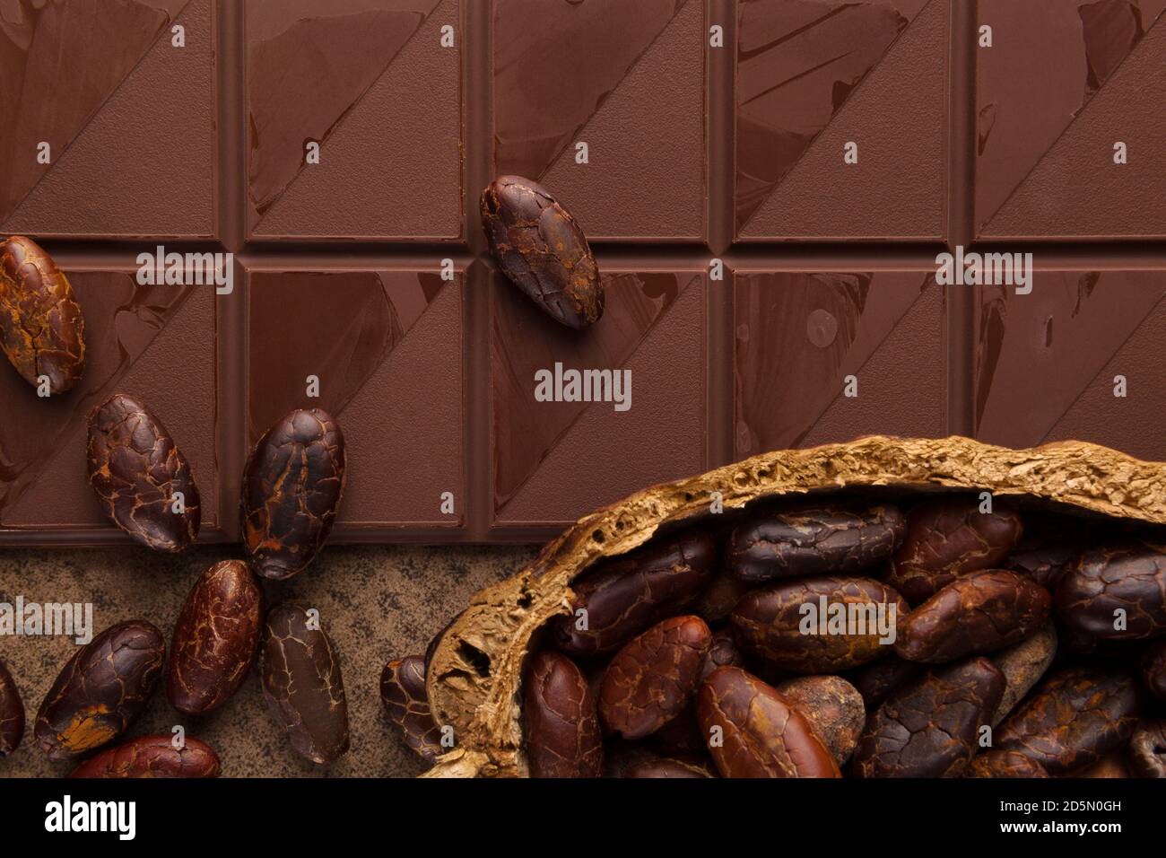 Köstliche braune Schokolade Hintergrund. Dunkles Stimmungsbild. Stockfoto