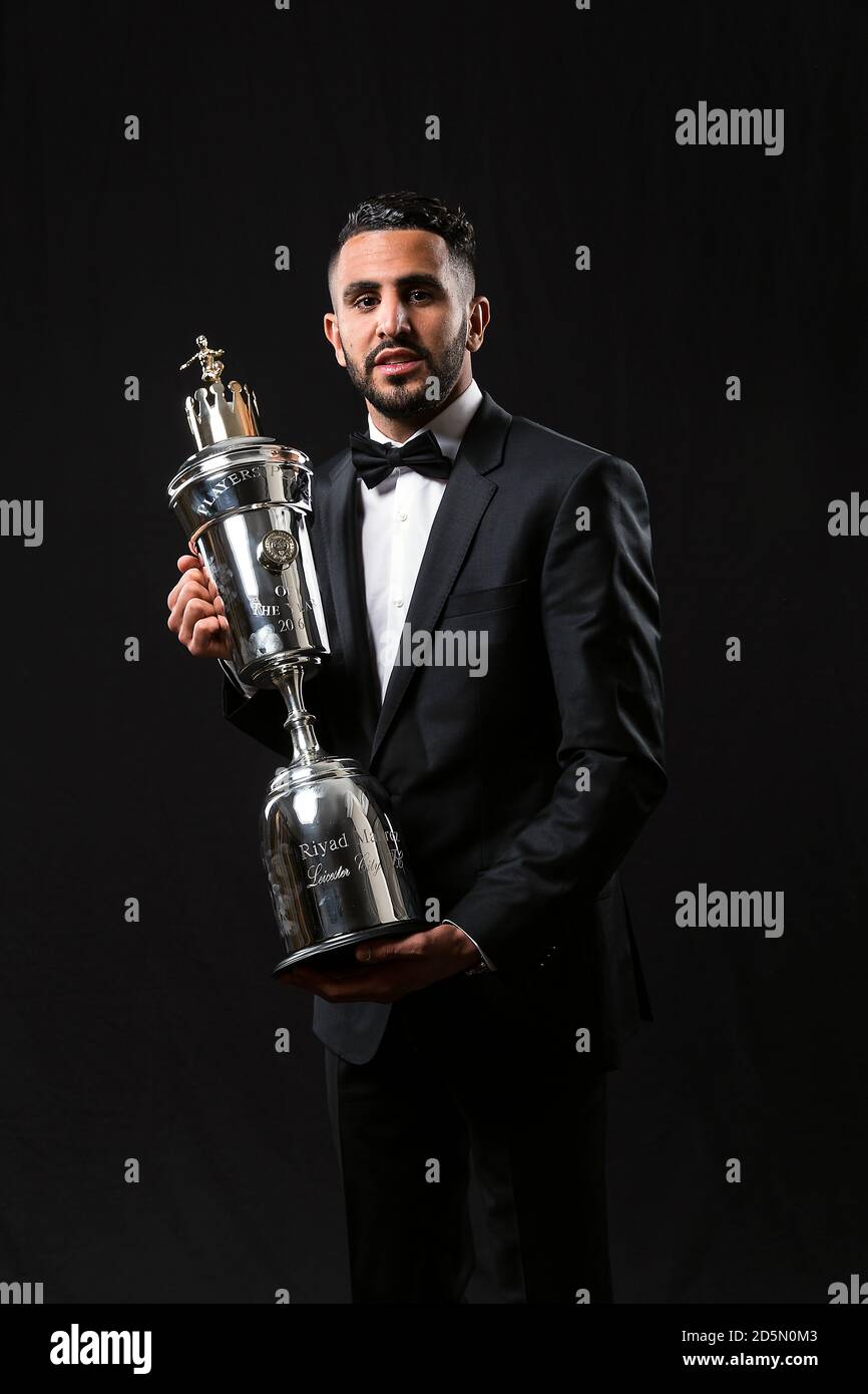 Riyad Mahrez von Leicester City mit seinem PFA Player of the year Award bei den PFA Awards 2016 im Grosvenor House Hotel, London. Stockfoto