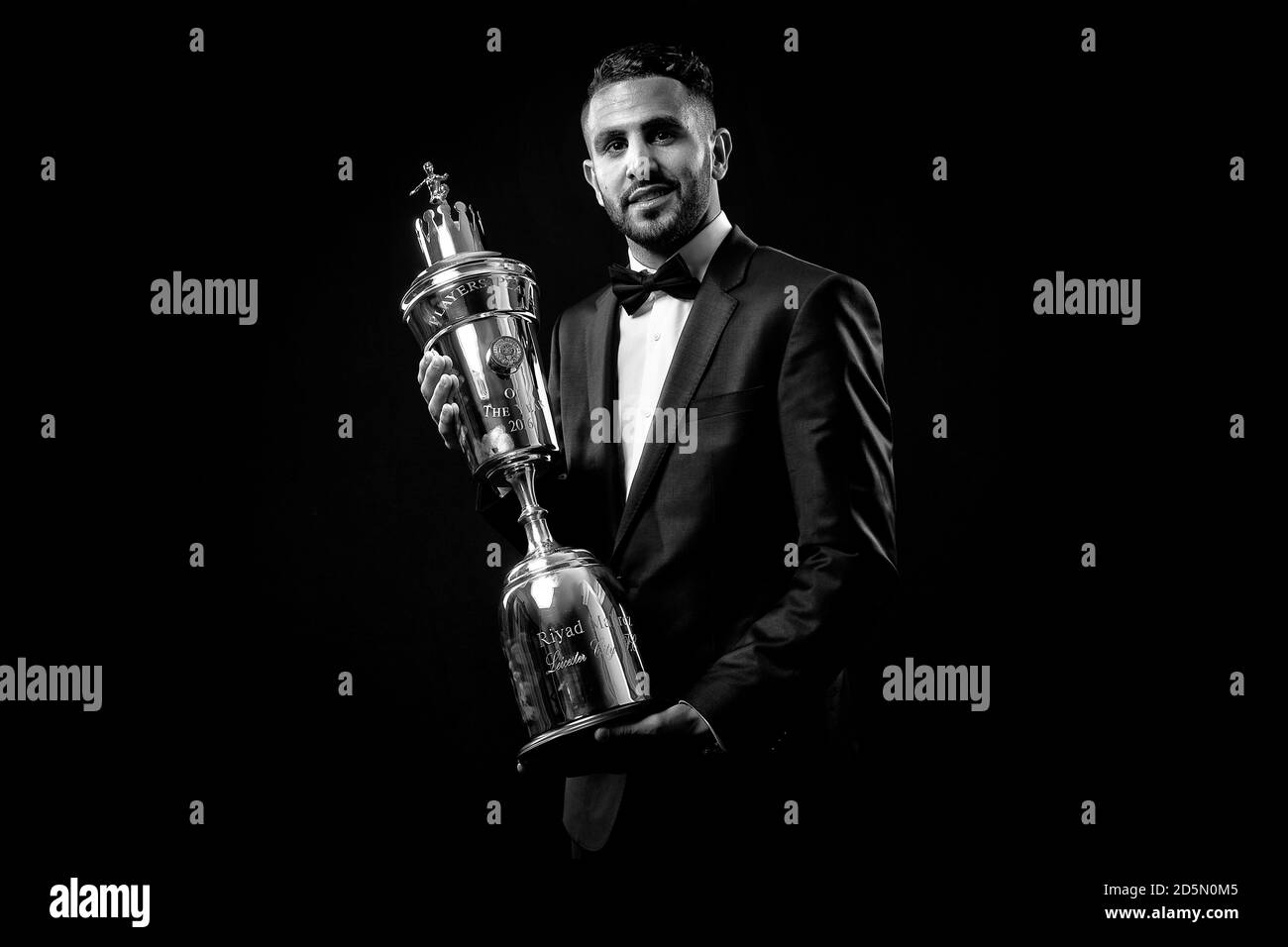 Riyad Mahrez von Leicester City mit seinem PFA Player of the year Award bei den PFA Awards 2016 im Grosvenor House Hotel, London. Stockfoto