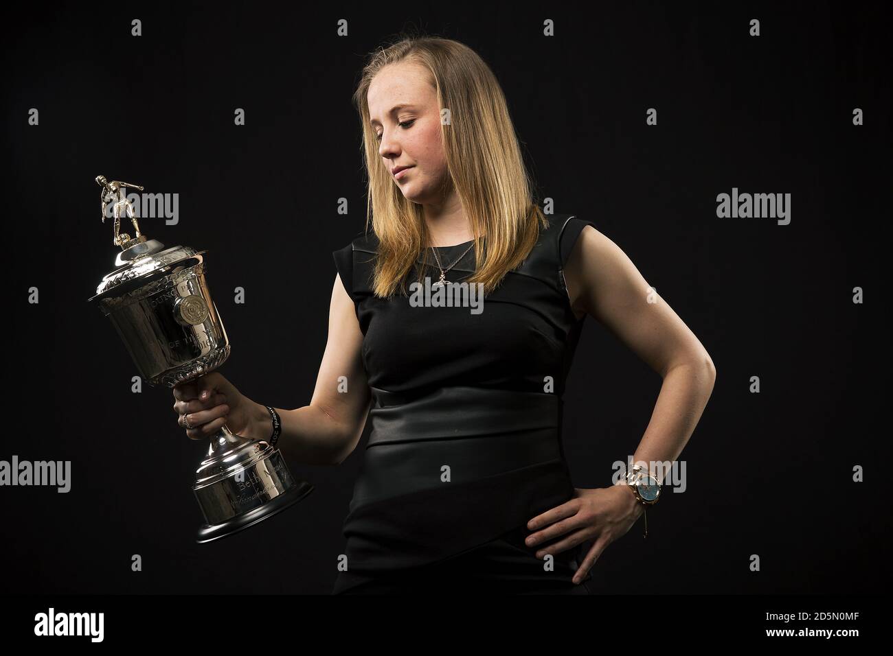 Beth Mead von Sunderland Ladies nach dem Gewinn des PFA Young Women's Player of the Year Award 2016 bei den PFA Awards im Grosvenor House Hotel, London. Stockfoto