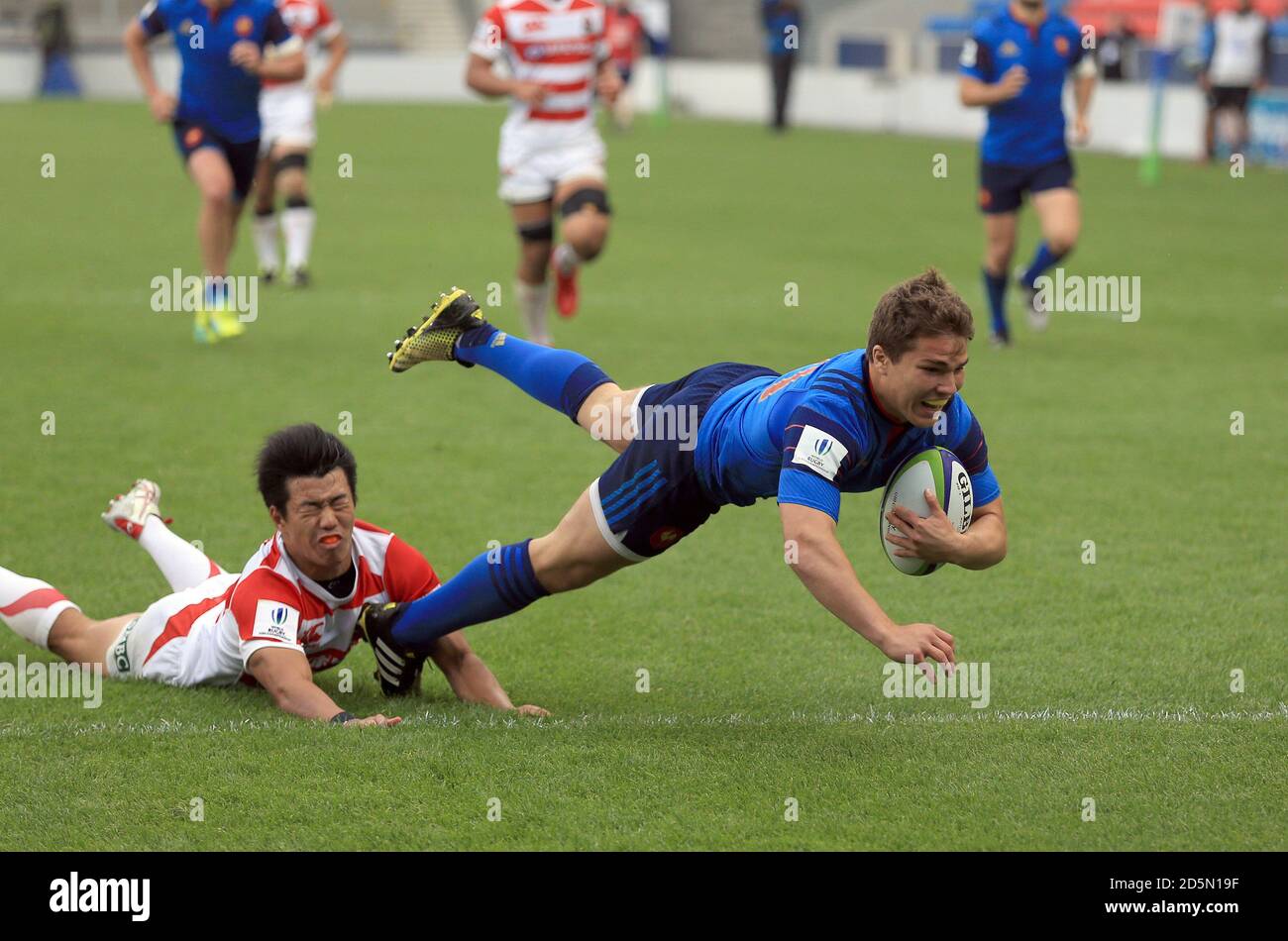 Der Franzose Antoine Dupont taucht über die Try Line, um seine Seiten beim Rugby Union-Weltcup-Spiel unter 20 im AJ Bell Stadium in Salford zum vierten Mal zu beschießen. Stockfoto