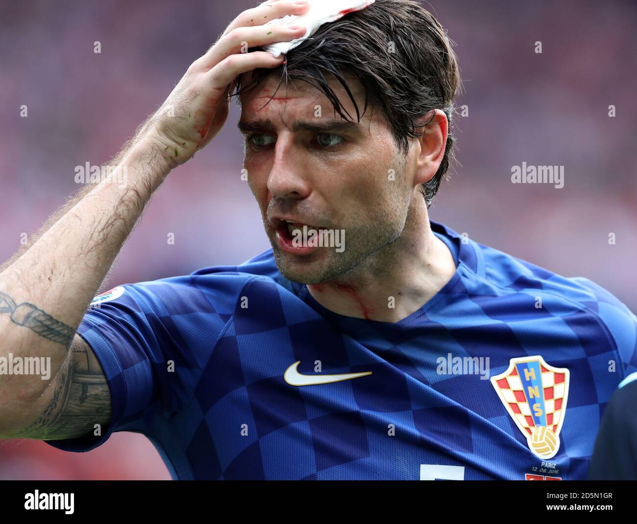 Kroatiens Vedran Corluka hält ihm einen Verband an den Kopf Während des Spiels eine Kopfverletzung aufheben Stockfoto