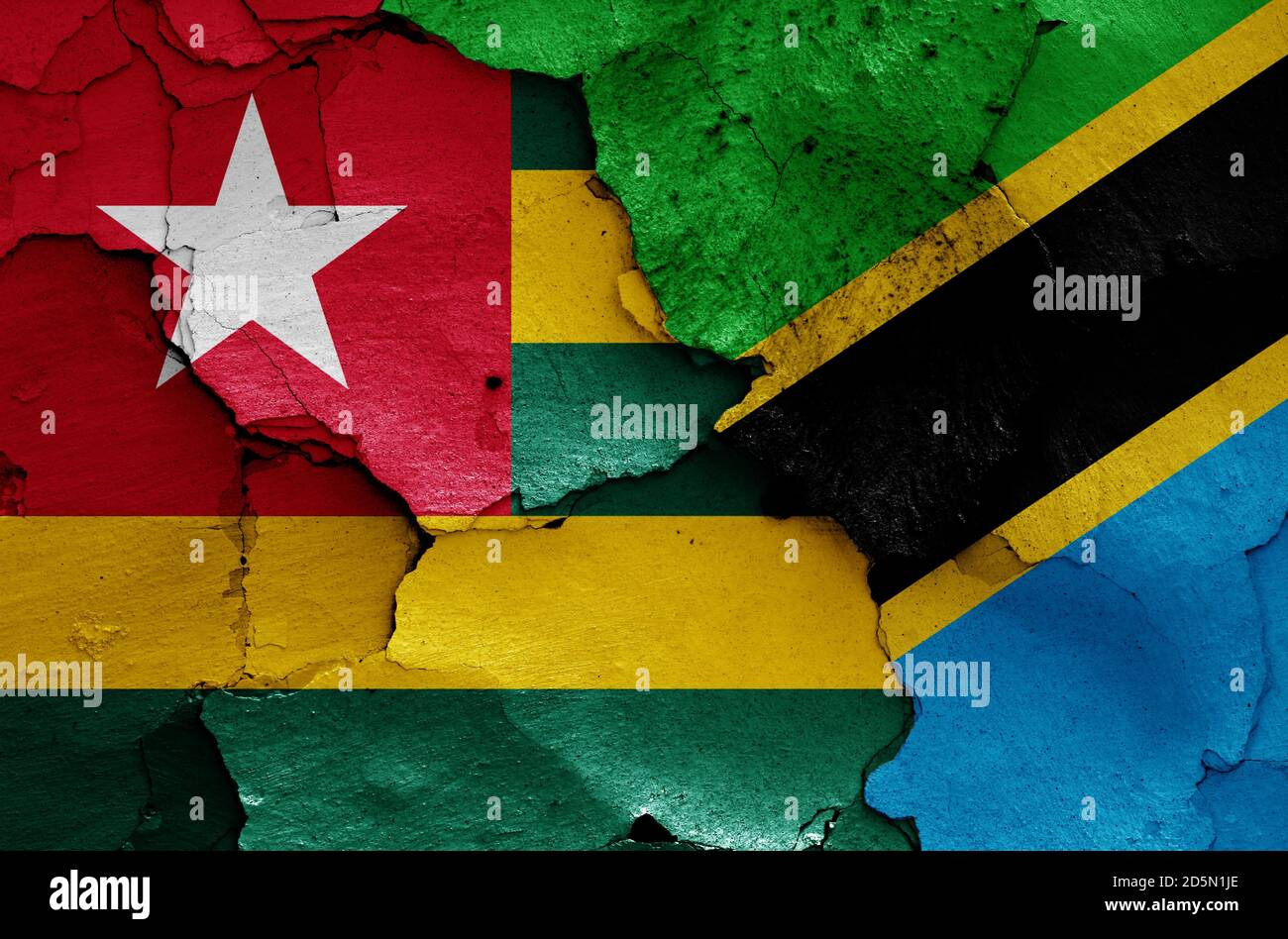 Flaggen von Togo und Tansania auf rissige Wand gemalt Stockfoto