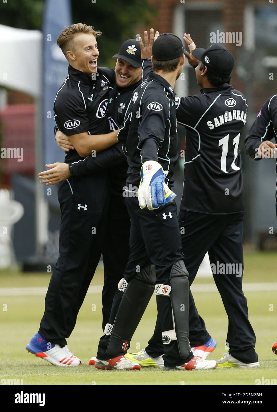 Surrey's Tom Curran feiert das Wicket von Sussex's Chris Nash Stockfoto