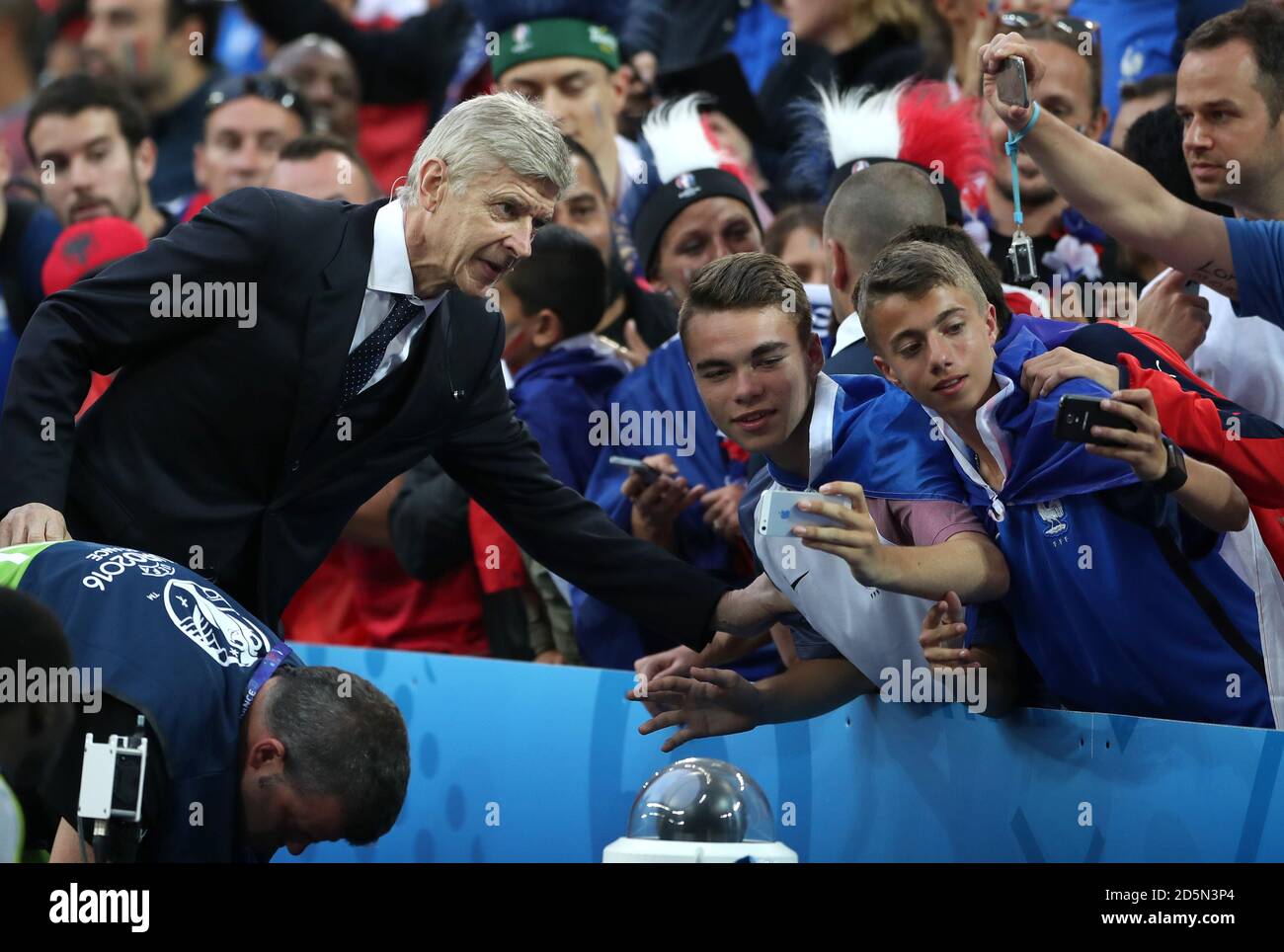 Arsenal-Manager Arsene Wenger posiert für Fotos mit Zuschauern Stockfoto