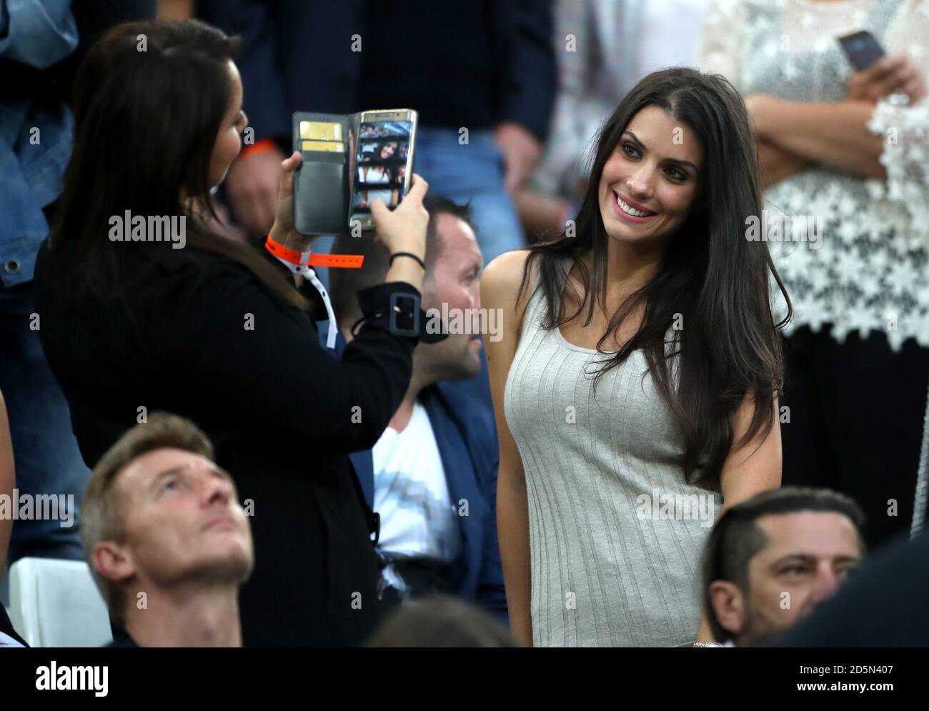 Ludivine Sagna, Ehefrau des französischen Bacary Sagna (rechts) posiert für ein Foto in den Ständen vor dem Spiel Stockfoto