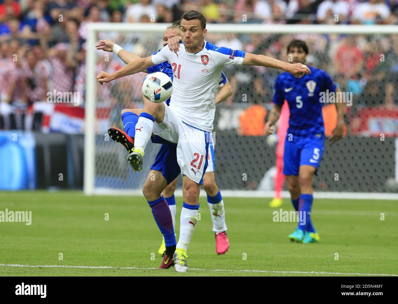 Der tschechische David Lafata (rechts) und der kroatische Domagoj Vida (links) Kampf um den Ball Stockfoto