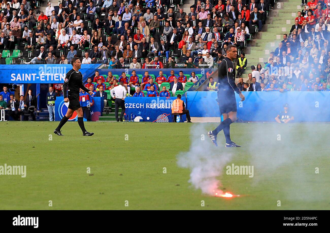 Schiedsrichter Mark Clattenburg reagiert, nachdem Fackeln auf den Platz geworfen wurden. Stockfoto