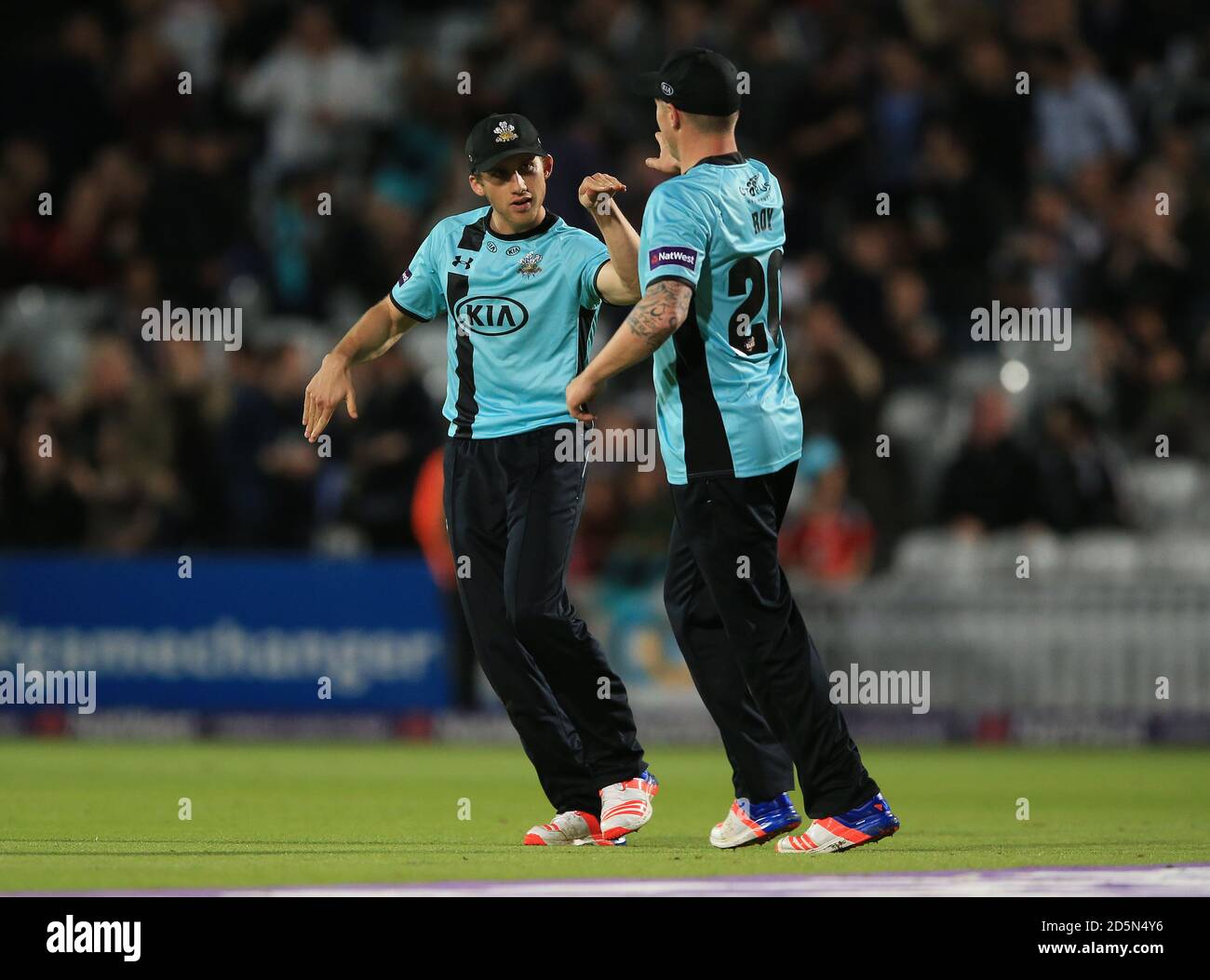 Surrey's Zafar Ansari (Facing feiert mit Jason Roy nach dem Fang von Middlesex's James Fuller. Stockfoto