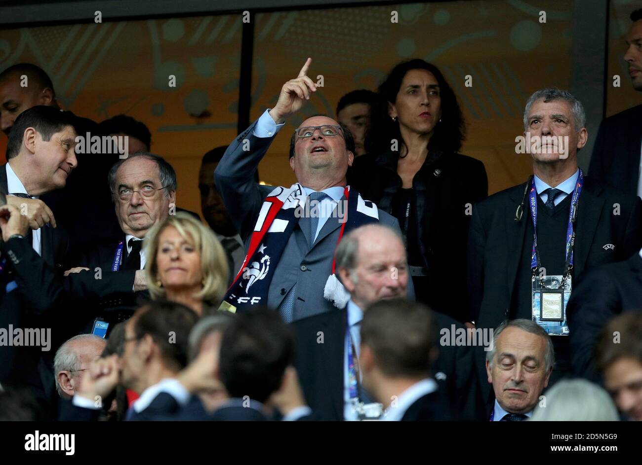 Der französische Präsident Francois Hollande (Mitte) in den Tribünen vor dem Spiel mit dem Präsidenten des französischen Fußballverbands Noel Le Graet (2. Links) und dem Präsidenten des spanischen Fußballverbands Angel Maria Villar (rechts). Stockfoto