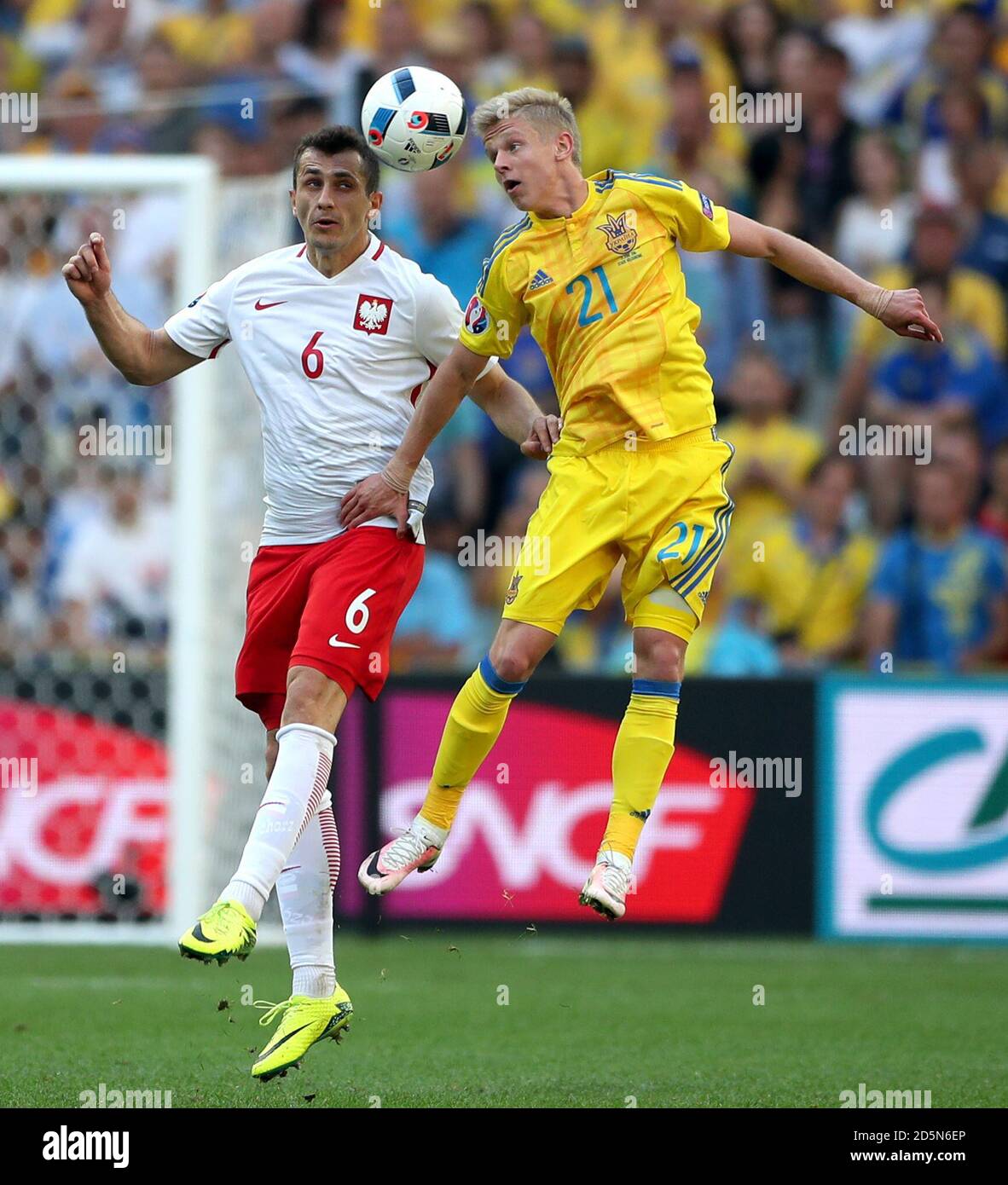 Der polnische Tomasz Jodlowiec und der ukrainische Oleksandr Zinchenko kämpfen um die Ball Stockfoto