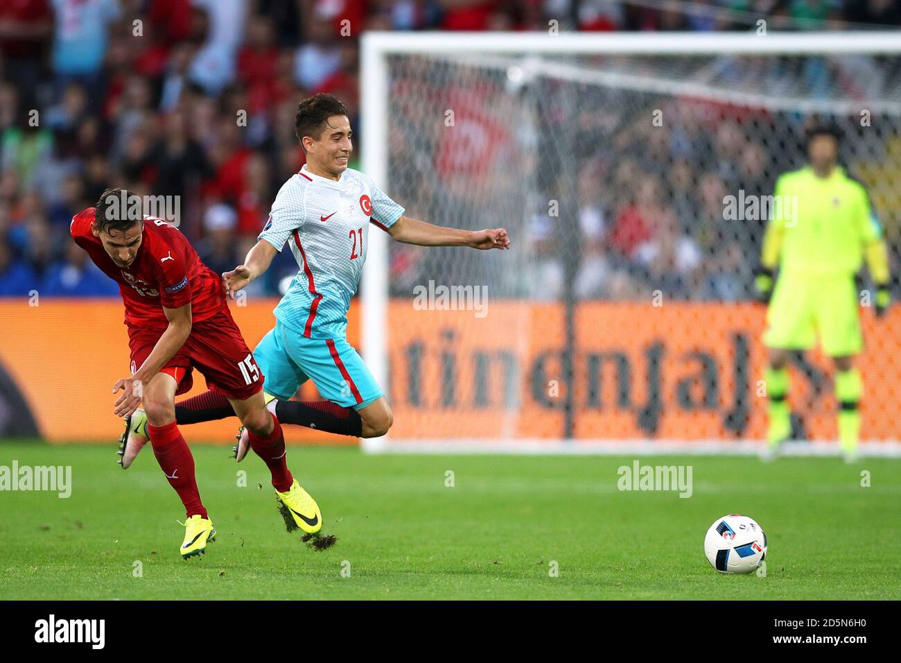 Der tschechische David Pavelka und der türkische Emre Mor (rechts) kämpfen Für den Ball Stockfoto