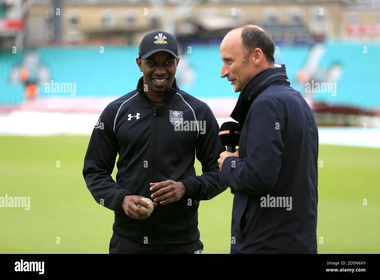 Surreys Dwayne Bravo (links) mit Sky Sports-Kommentator Nasser Hussain Stockfoto