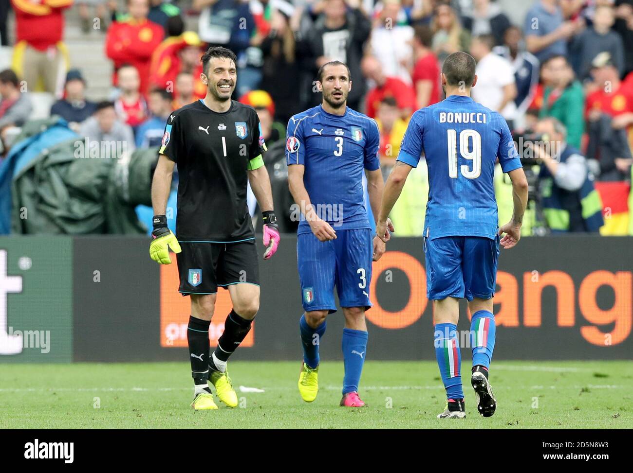 (Von links nach rechts) Italiens Torhüter Gianluigi Buffon, Giorgio Chiellini und Leonardo Bonucci feiern den Sieg nach dem Schlusspfiff Stockfoto