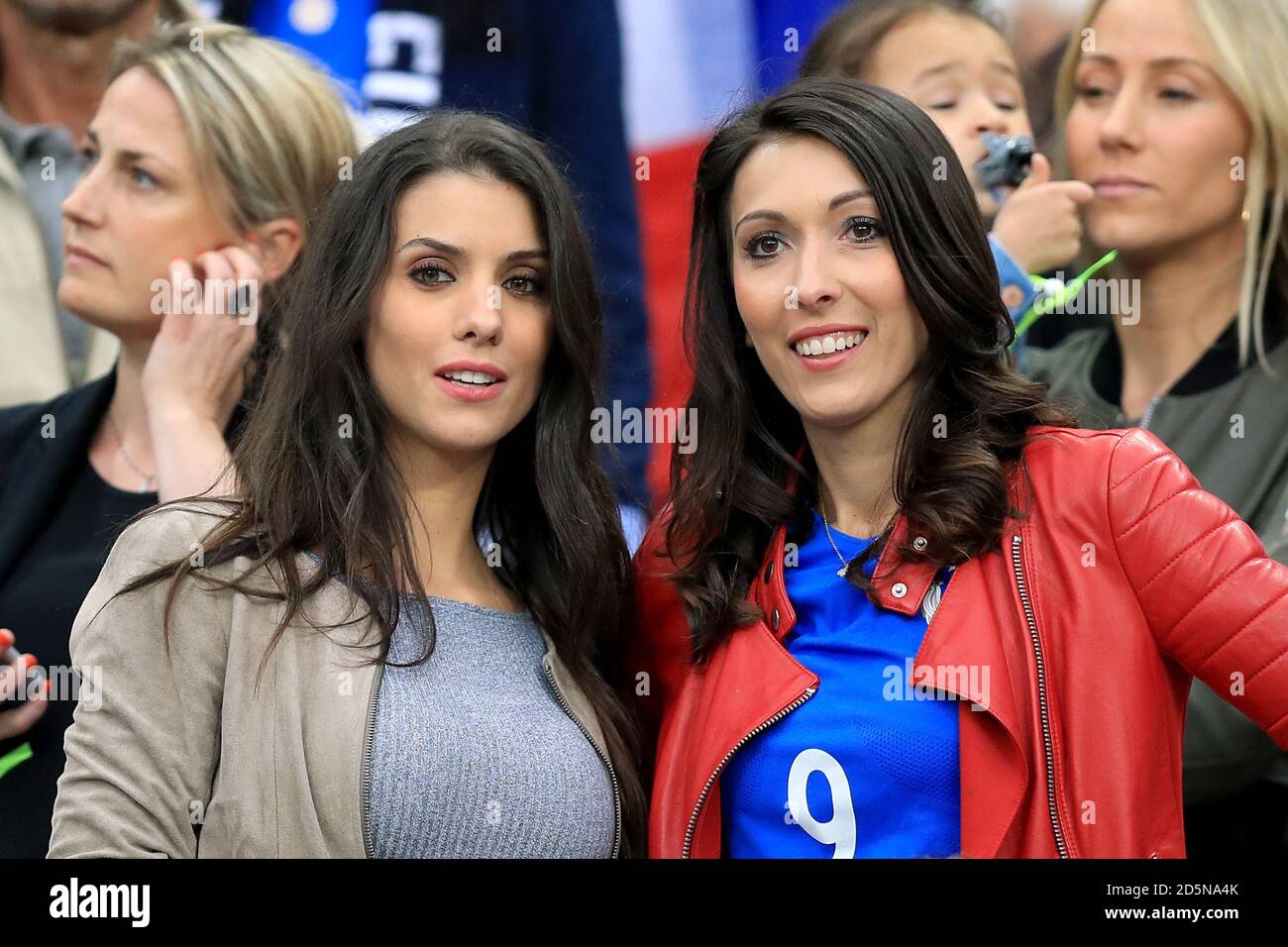 Ludivine Sagna, Ehefrau des französischen Bacary Sagna (links) und Jennifer Giroud, Ehefrau des französischen Olivier Giroud auf den Tribünen Stockfoto