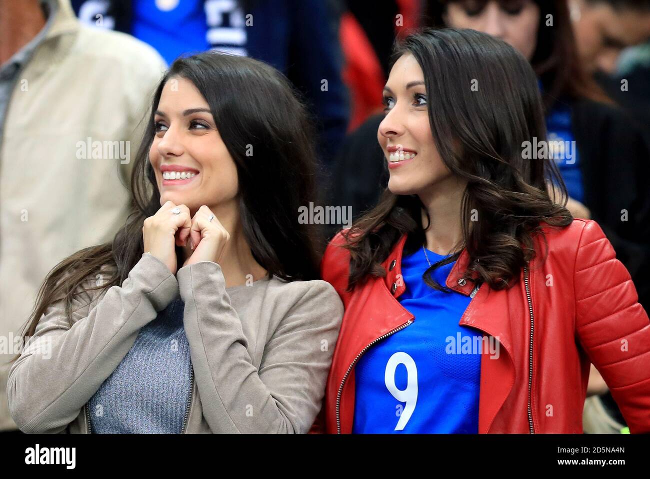 Ludivine Sagna, Ehefrau des französischen Bacary Sagna (links) und Jennifer Giroud, Ehefrau des französischen Olivier Giroud auf den Tribünen Stockfoto