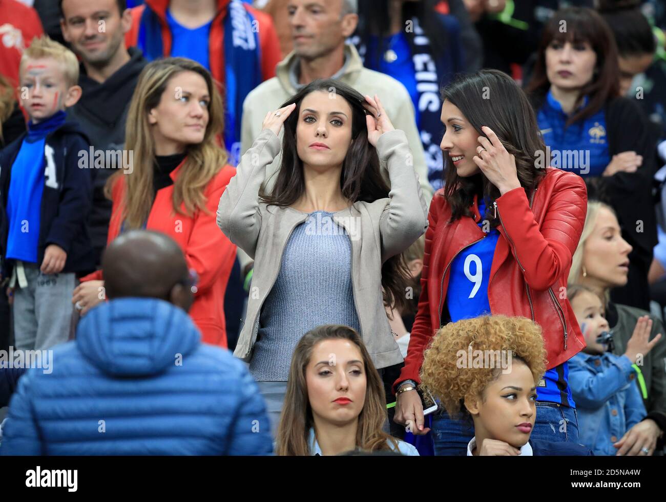 Ludivine Sagna, Ehefrau des französischen Bacary Sagna (Mitte) und Jennifer Giroud, Ehefrau des französischen Olivier Giroud (rechts) auf den Tribünen Stockfoto