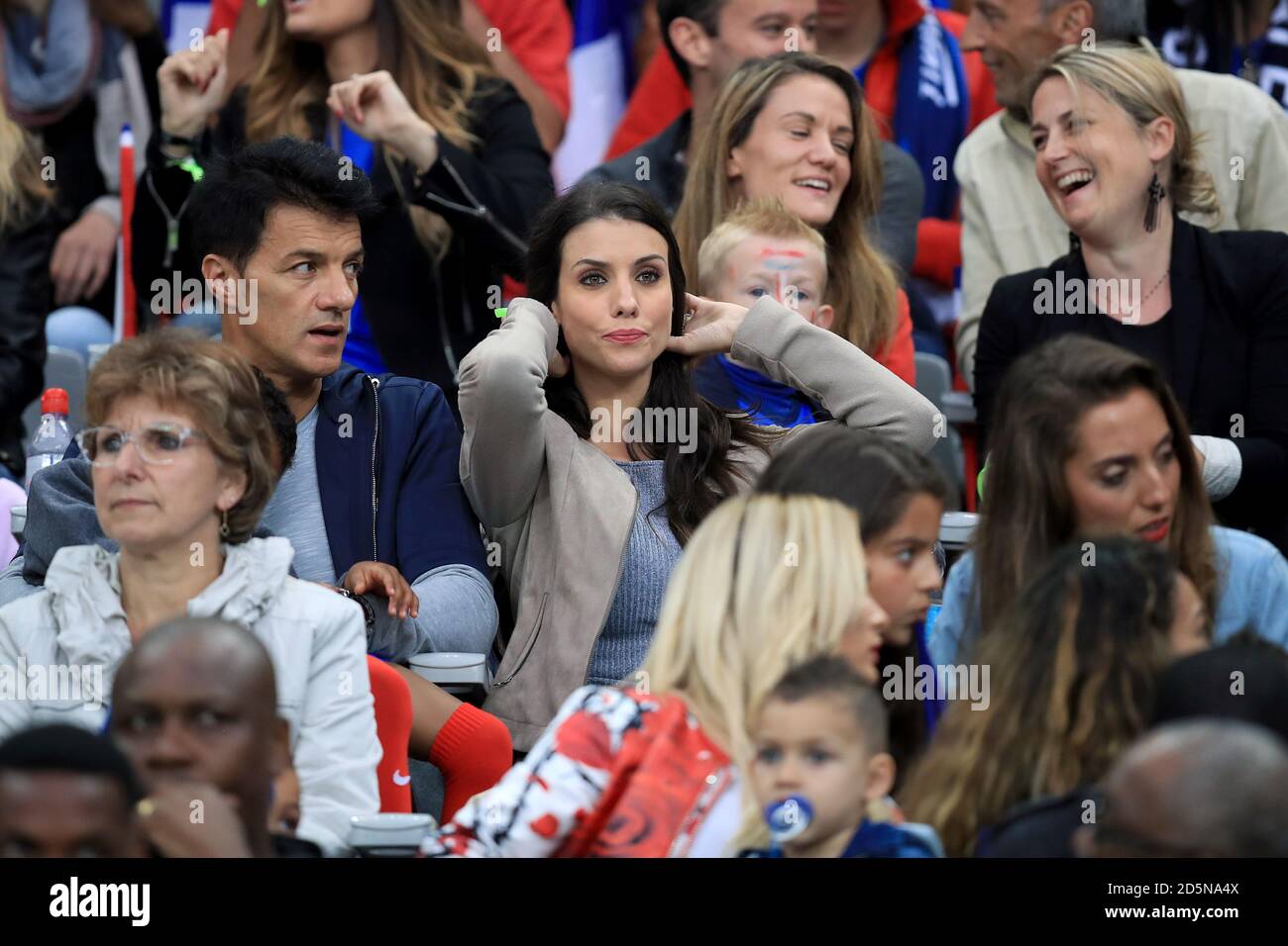 Ludivine Sagna, Ehefrau des französischen Bacary Sagna (Mitte) in den Tribünen Stockfoto