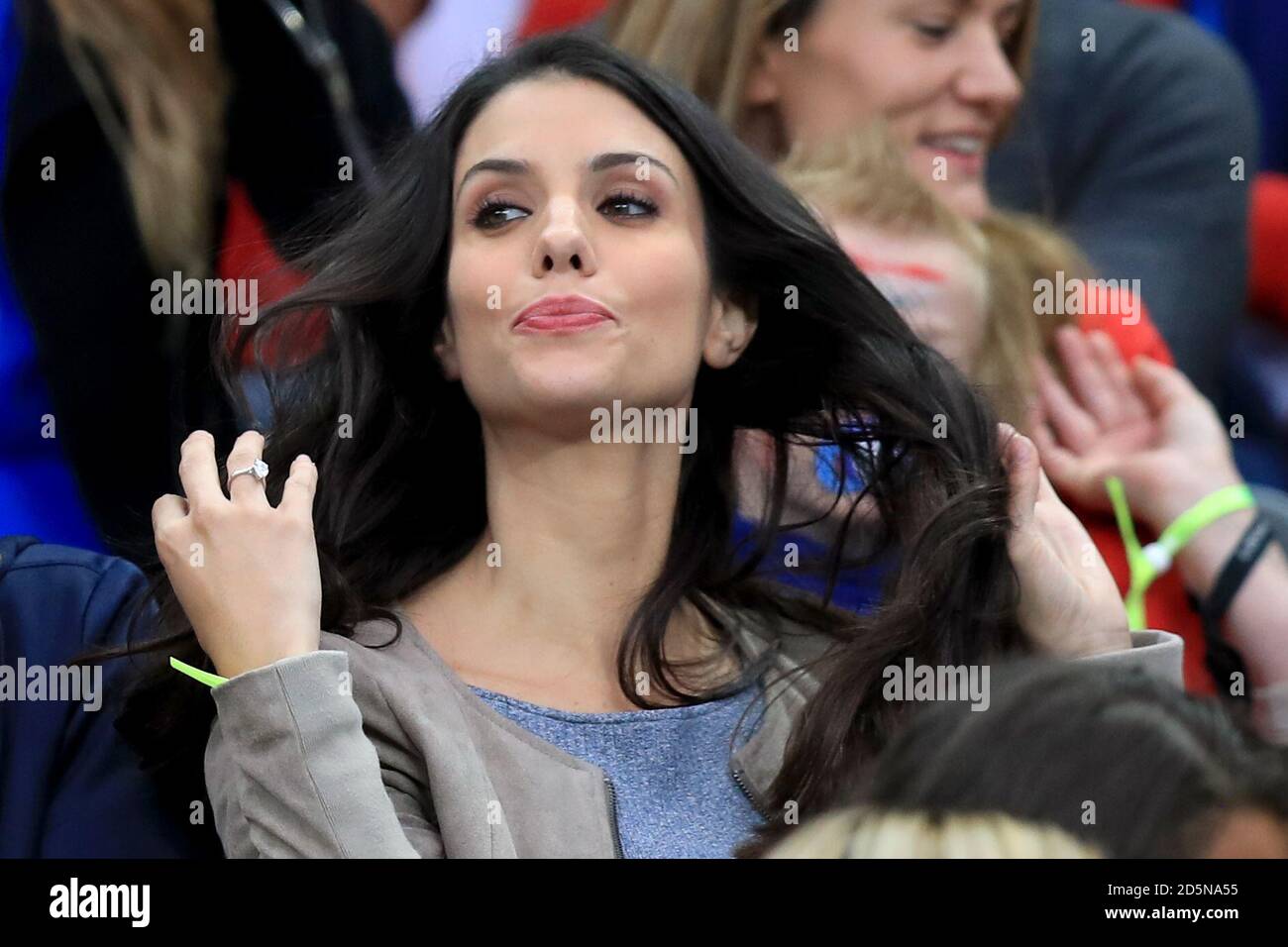 Ludivine Sagna, Ehefrau des französischen Bacary Sagna (Mitte) in den Tribünen Stockfoto