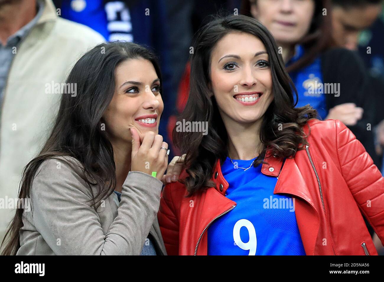 Ludivine Sagna, Ehefrau des französischen Bacary Sagna (Mitte) und Jennifer Giroud, Ehefrau des französischen Olivier Giroud (rechts) auf den Tribünen Stockfoto