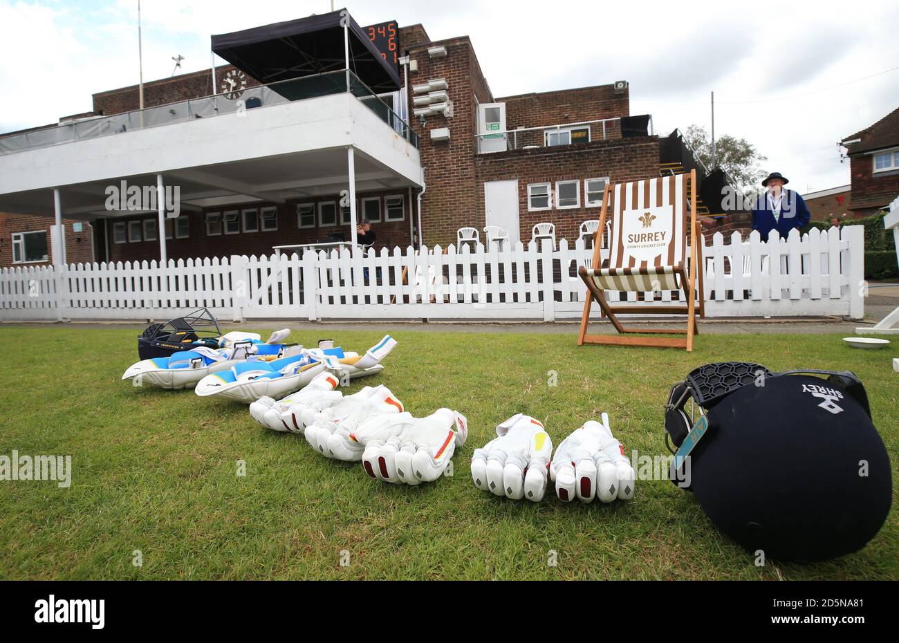 Allgemeine Ansicht der Cricket-Ausrüstung vor dem Spiel zwischen Surrey und Warwickshire gelegt. Stockfoto